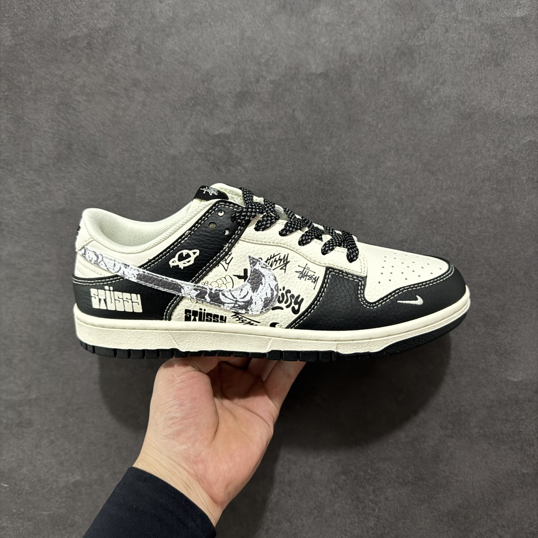 280 【定制版】Nike SB Dunk Low 斯图西联名 黑白涂鸦 周年高端定制 低帮休闲板鞋 XS6089-590