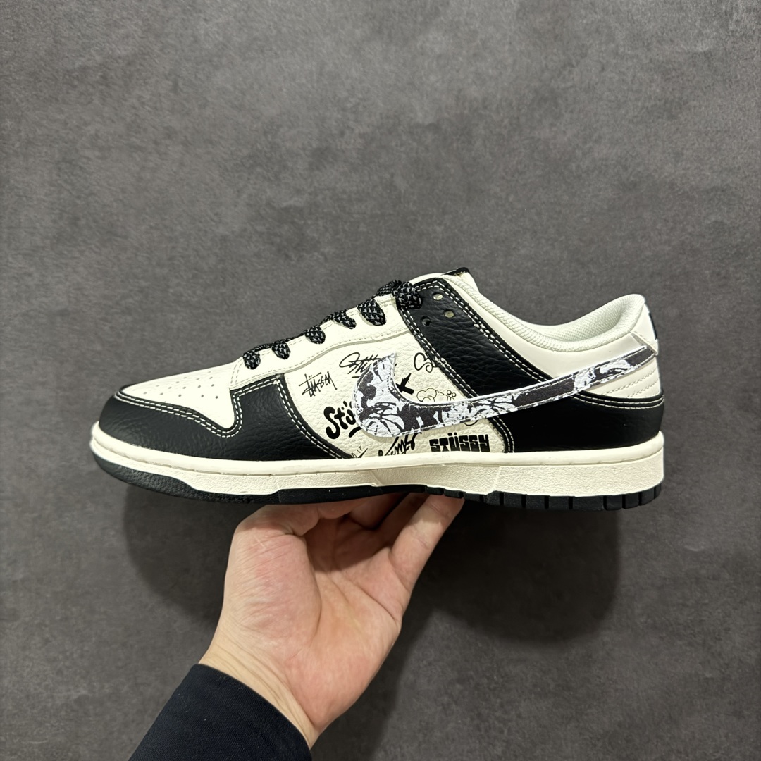 280 【定制版】Nike SB Dunk Low 斯图西联名 黑白涂鸦 周年高端定制 低帮休闲板鞋 XS6089-590