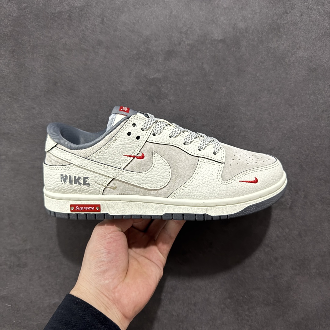  
【定制版】Nike SB Dunk Low 联名三勾 奶白深灰底配色 低帮休闲运动滑板板鞋 SC92