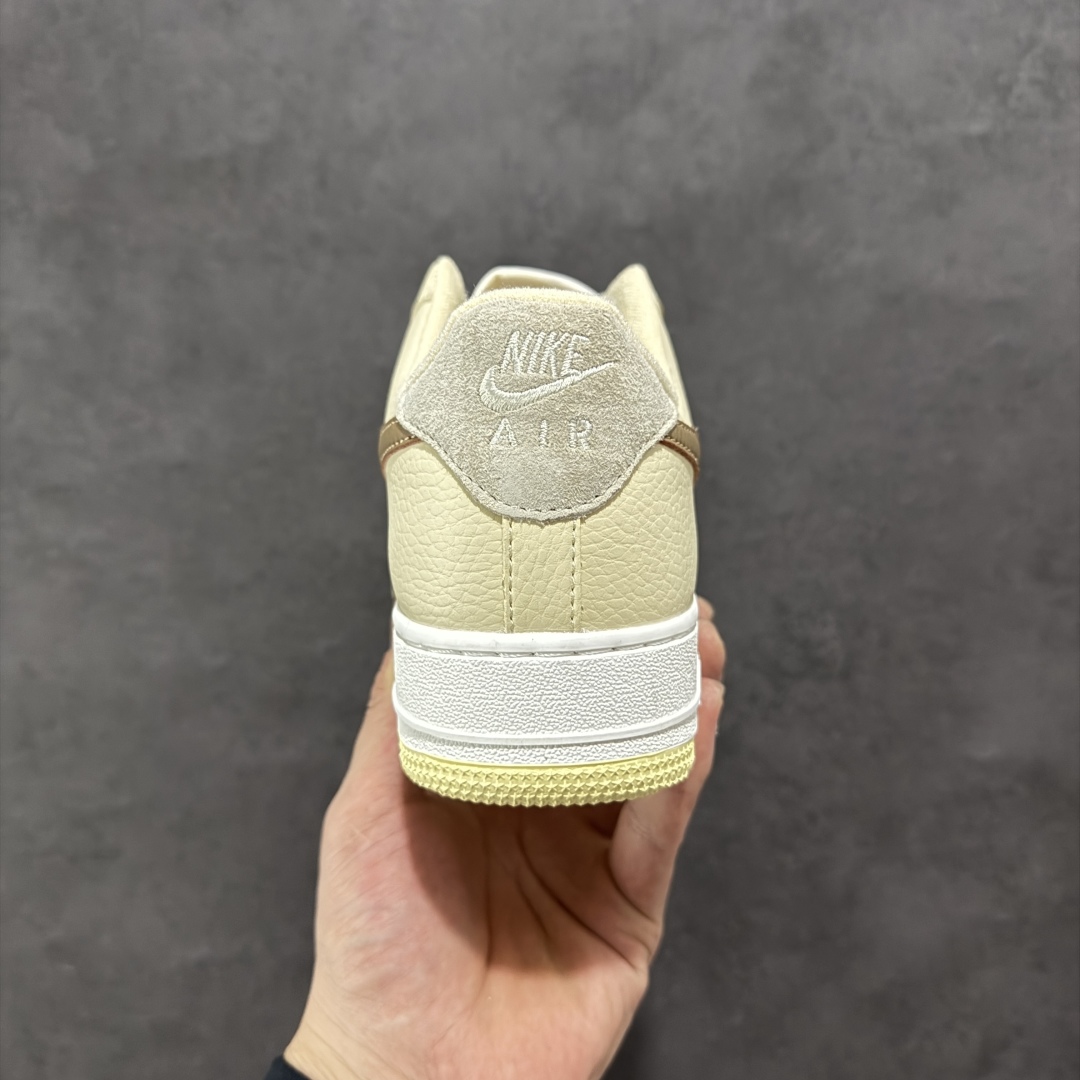图片[4]-【福利版】Nike Air Force 1 Low 空军一号低帮百搭休闲运动板鞋。柔软、弹性十足的缓震性能和出色的中底设计，横跨复古与现代的外型结合，造就出风靡全球三十多年的Force 1，直到今天还深受青睐。 货号：DX8953-100 尺码：36 36.5 37.5 38 38.5 39 40 40.5 41 42 42.5 43 44 44.5 45-选品中心