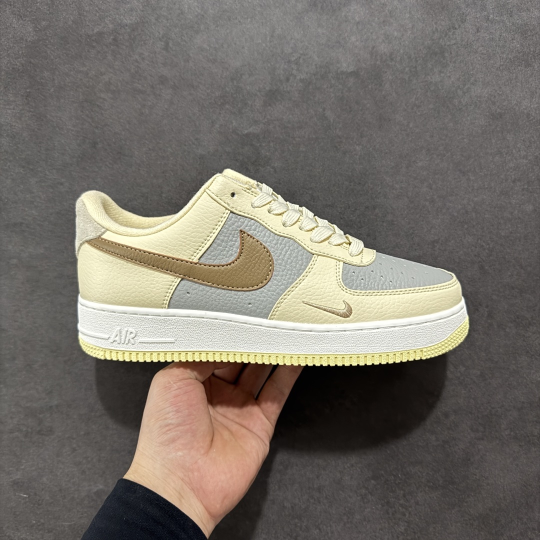 【福利版】Nike Air Force 1 Low 空军一号低帮百搭休闲运动板鞋。柔软、弹性十足的缓震性能和出色的中底设计,横跨复古与现代的外型结合,造就出风靡全球三十多年的Force 1,直到今天还深受青睐。 货号:DX8953-100 尺码:36 36.5 37.5 38 38.5 39 40 40.5 41 42 42.5 43 44 44.5 45-选品中心
