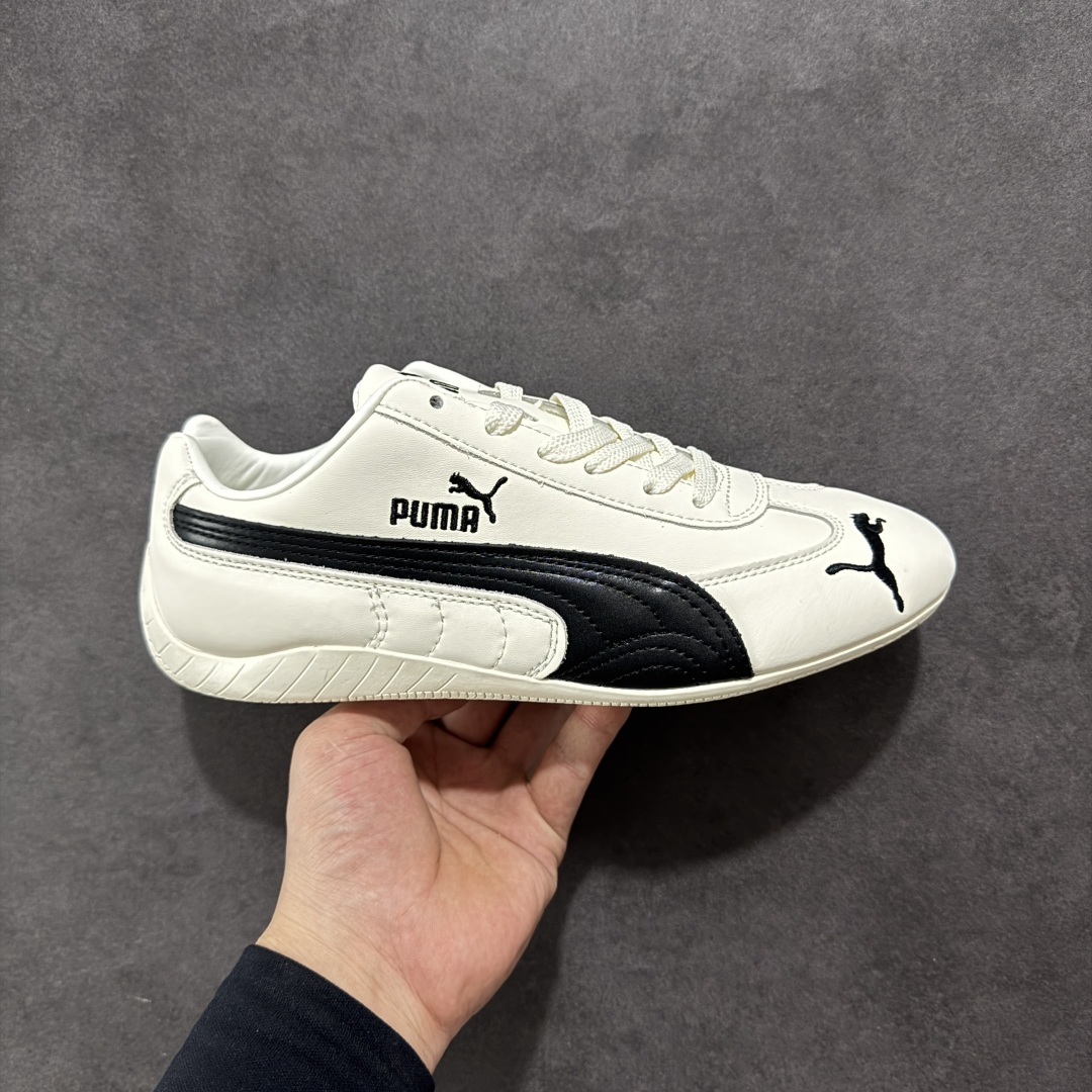 【YH版本】Puma Roma M Motorsport 彪马罗马阿莫尔系列低帮复古运动休闲赛车跑鞋 YY联名系列 黑色 全球知名运动品牌PUMA宝马赛车系列,融合了宝马车队的标志性配色,以趣味十足又前卫复古的设计引领潮流,将赛道精神融入街头时尚,开启前卫竞速之旅。自1978年巴伐利亚车队走上世界舞台,宝马赛车就在全球汽车制造和赛车运动领域留下了浓墨重彩的一笔。全新的两款BMW MMS Roma与BMW MMS Speedboat鞋款,均从宝马车型中汲取灵感。以黑或白为底色,融入经典配色,主打前卫复古风。Roma鞋款的鞋侧以复古的流线造型,缀以宝马经典Logo,巧妙吸睛;而Speedcat鞋款以亮眼三色条纹元素缀以舒适鞋面,赋予了独特的个性美学,演绎赛车的无尽能量。 货号:401603 -02 尺码 35.5 36 37 37.5 38 38.5 39 40 40.5 41 42 42.5 43 44 44.5 45-选品中心