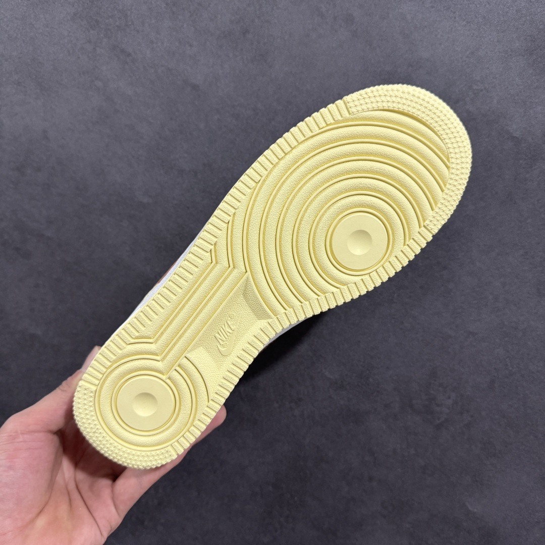 图片[9]-【福利版】Nike Air Force 1 Low 空军一号低帮百搭休闲运动板鞋。柔软、弹性十足的缓震性能和出色的中底设计，横跨复古与现代的外型结合，造就出风靡全球三十多年的Force 1，直到今天还深受青睐。 货号：DX8953-100 尺码：36 36.5 37.5 38 38.5 39 40 40.5 41 42 42.5 43 44 44.5 45-选品中心