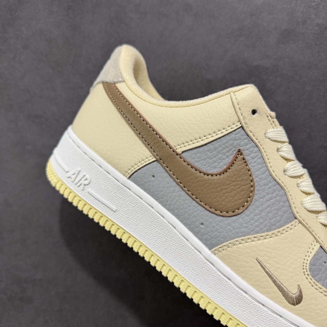 图片[6]-【福利版】Nike Air Force 1 Low 空军一号低帮百搭休闲运动板鞋。柔软、弹性十足的缓震性能和出色的中底设计，横跨复古与现代的外型结合，造就出风靡全球三十多年的Force 1，直到今天还深受青睐。 货号：DX8953-100 尺码：36 36.5 37.5 38 38.5 39 40 40.5 41 42 42.5 43 44 44.5 45-选品中心