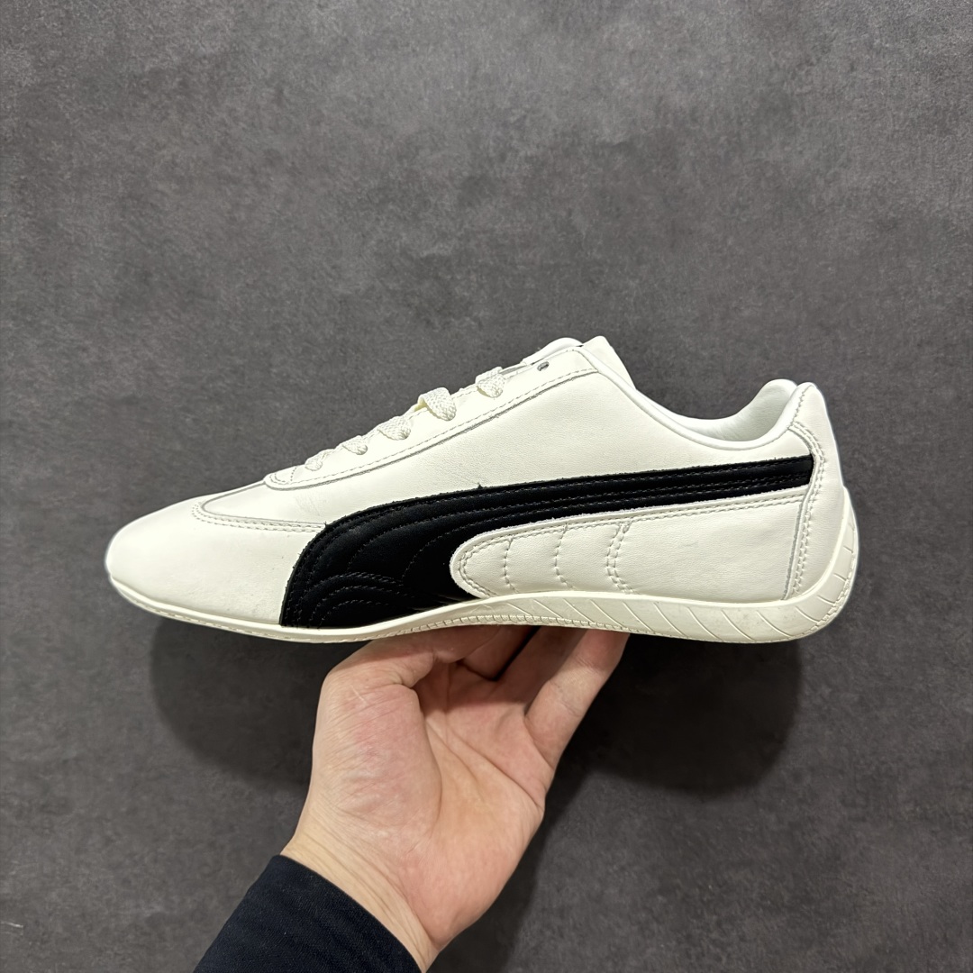 图片[2]-【YH版本】Puma Roma M Motorsport 彪马罗马阿莫尔系列低帮复古运动休闲赛车跑鞋 YY联名系列 黑色 全球知名运动品牌PUMA宝马赛车系列，融合了宝马车队的标志性配色，以趣味十足又前卫复古的设计引领潮流，将赛道精神融入街头时尚，开启前卫竞速之旅。自1978年巴伐利亚车队走上世界舞台，宝马赛车就在全球汽车制造和赛车运动领域留下了浓墨重彩的一笔。全新的两款BMW MMS Roma与BMW MMS Speedboat鞋款，均从宝马车型中汲取灵感。以黑或白为底色，融入经典配色，主打前卫复古风。Roma鞋款的鞋侧以复古的流线造型，缀以宝马经典Logo，巧妙吸睛；而Speedcat鞋款以亮眼三色条纹元素缀以舒适鞋面，赋予了独特的个性美学，演绎赛车的无尽能量。 货号：401603 -02 尺码 35.5 36 37 37.5 38 38.5 39 40 40.5 41 42 42.5 43 44 44.5 45-选品中心