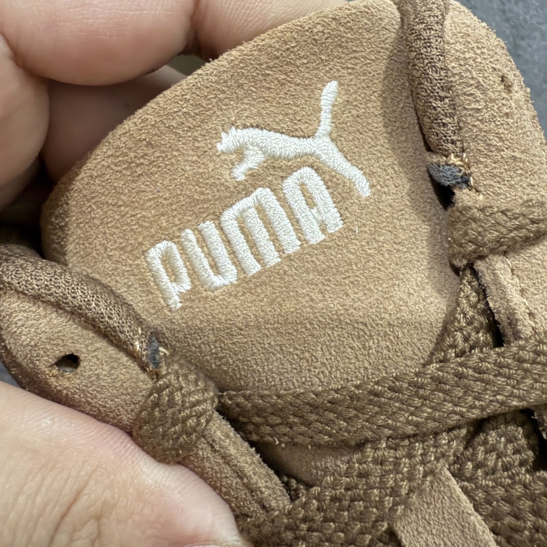 图片[5]-【CS纯原版】Puma Speedcat OG Sparco 彪马罗马阿莫尔系列 复古运动休闲赛车跑鞋 棕白刺绣 市场第一梯队品质 版型 细节 烫金走线 完全碾压市场任意版本 欢迎对比🆚 工厂耗时3个月开发 原装档案原数据纸版楦型 采用固色翻毛皮鞋面材质(正确二次成型\’猛帮\’成型工艺🆚区别市面版本!!) 外置原数据开发轻量耐磨橡胶大底💪🏻 全球知名运动品牌PUMA宝马赛车系列 融合了宝马车队的标志性配色 以趣味十足又前卫复古的设计引领潮流 将赛道精神融入街头时尚 开启前卫竞速之旅 主打前卫复古风 Roma鞋款的鞋侧以复古的流线造型 缀以宝马经典Logo 巧妙吸睛 而Speedcat鞋款以亮眼三色条纹元素缀以舒适鞋面 赋予了独特的个性美学 演绎赛车的无尽能量 货号：398847 02 尺码：35-45-选品中心