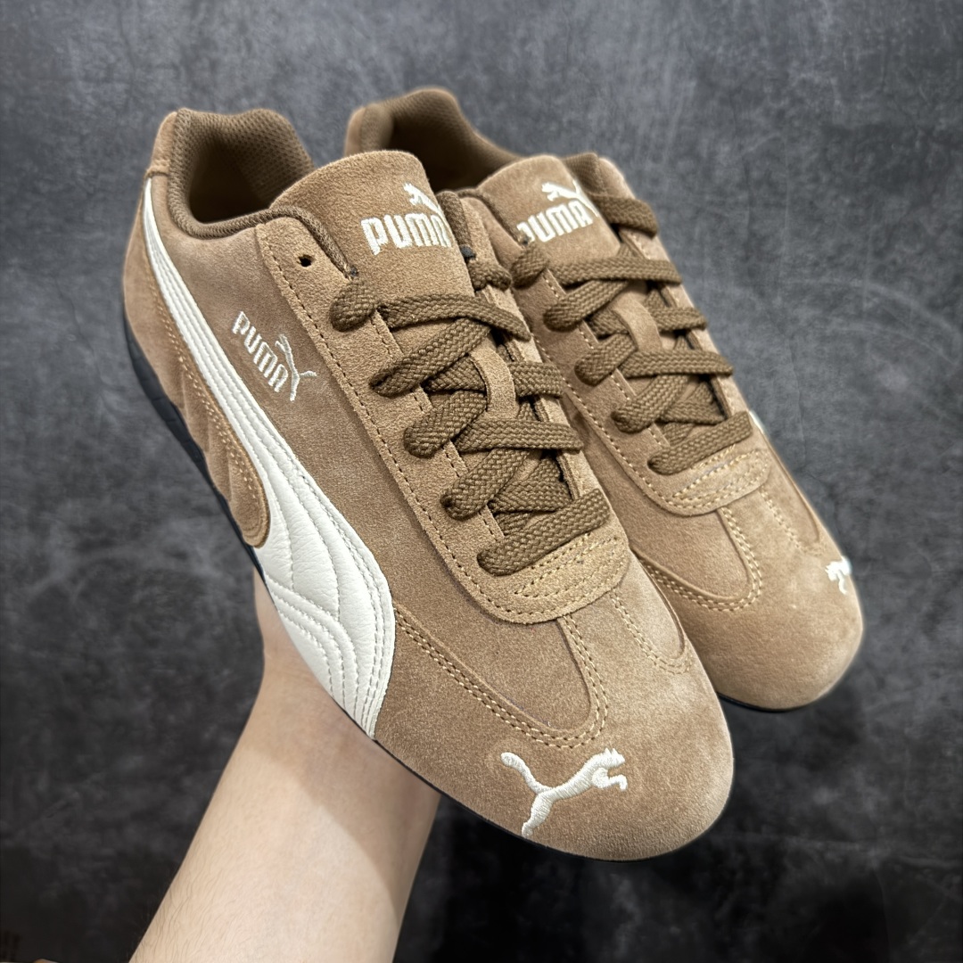 【CS纯原版】Puma Speedcat OG Sparco 彪马罗马阿莫尔系列 复古运动休闲赛车跑鞋 棕白刺绣 市场第一梯队品质 版型 细节 烫金走线 完全碾压市场任意版本 欢迎对比🆚 工厂耗时3个月开发 原装档案原数据纸版楦型 采用固色翻毛皮鞋面材质(正确二次成型\'猛帮\'成型工艺🆚区别市面版本!!) 外置原数据开发轻量耐磨橡胶大底💪🏻 全球知名运动品牌PUMA宝马赛车系列 融合了宝马车队的标志性配色 以趣味十足又前卫复古的设计引领潮流 将赛道精神融入街头时尚 开启前卫竞速之旅 主打前卫复古风 Roma鞋款的鞋侧以复古的流线造型 缀以宝马经典Logo 巧妙吸睛 而Speedcat鞋款以亮眼三色条纹元素缀以舒适鞋面 赋予了独特的个性美学 演绎赛车的无尽能量 货号:398847 02 尺码:35-45-选品中心