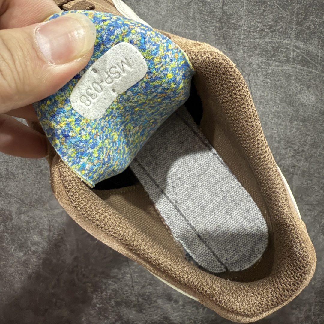 图片[8]-【CS纯原版】Puma Speedcat OG Sparco 彪马罗马阿莫尔系列 复古运动休闲赛车跑鞋 棕白刺绣 市场第一梯队品质 版型 细节 烫金走线 完全碾压市场任意版本 欢迎对比🆚 工厂耗时3个月开发 原装档案原数据纸版楦型 采用固色翻毛皮鞋面材质(正确二次成型\’猛帮\’成型工艺🆚区别市面版本!!) 外置原数据开发轻量耐磨橡胶大底💪🏻 全球知名运动品牌PUMA宝马赛车系列 融合了宝马车队的标志性配色 以趣味十足又前卫复古的设计引领潮流 将赛道精神融入街头时尚 开启前卫竞速之旅 主打前卫复古风 Roma鞋款的鞋侧以复古的流线造型 缀以宝马经典Logo 巧妙吸睛 而Speedcat鞋款以亮眼三色条纹元素缀以舒适鞋面 赋予了独特的个性美学 演绎赛车的无尽能量 货号：398847 02 尺码：35-45-选品中心