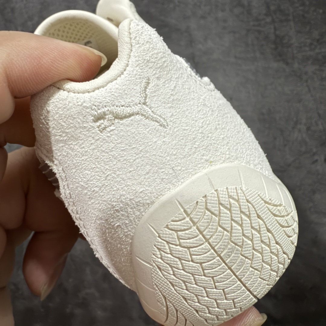 图片[2]-【渠道纯原版】Puma Speedcat OG Sparco 彪马罗马阿莫尔系列 复古运动休闲赛车跑鞋 白银 目前市场最优版本 无论是版型 细节 烫金走线 完全碾压市场任意版本 欢迎对比🆚 工厂耗时3个月开发 原装档案原数据纸版楦型 采用固色翻毛皮鞋面材质(正确二次成型\’猛帮\’成型工艺🆚区别市面版本!!) 外置原数据开发轻量耐磨橡胶大底💪🏻 全球知名运动品牌PUMA宝马赛车系列 融合了宝马车队的标志性配色 以趣味十足又前卫复古的设计引领潮流 将赛道精神融入街头时尚 开启前卫竞速之旅 主打前卫复古风 Roma鞋款的鞋侧以复古的流线造型 缀以宝马经典Logo 巧妙吸睛 而Speedcat鞋款以亮眼三色条纹元素缀以舒适鞋面 赋予了独特的个性美学 演绎赛车的无尽能量 尺码：36-45 货号：403902-01-选品中心