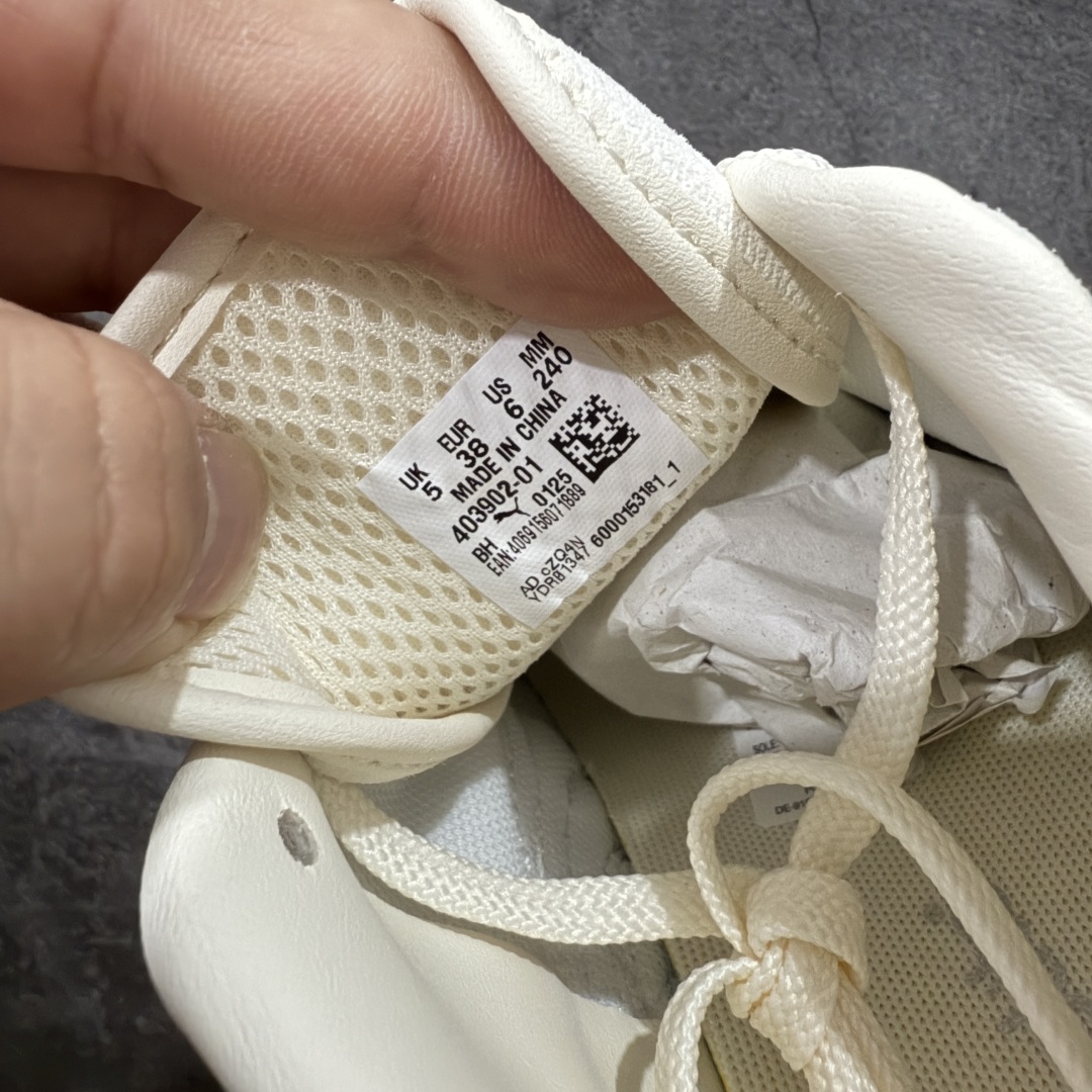 图片[6]-【渠道纯原版】Puma Speedcat OG Sparco 彪马罗马阿莫尔系列 复古运动休闲赛车跑鞋 白银 目前市场最优版本 无论是版型 细节 烫金走线 完全碾压市场任意版本 欢迎对比🆚 工厂耗时3个月开发 原装档案原数据纸版楦型 采用固色翻毛皮鞋面材质(正确二次成型\’猛帮\’成型工艺🆚区别市面版本!!) 外置原数据开发轻量耐磨橡胶大底💪🏻 全球知名运动品牌PUMA宝马赛车系列 融合了宝马车队的标志性配色 以趣味十足又前卫复古的设计引领潮流 将赛道精神融入街头时尚 开启前卫竞速之旅 主打前卫复古风 Roma鞋款的鞋侧以复古的流线造型 缀以宝马经典Logo 巧妙吸睛 而Speedcat鞋款以亮眼三色条纹元素缀以舒适鞋面 赋予了独特的个性美学 演绎赛车的无尽能量 尺码：36-45 货号：403902-01-选品中心