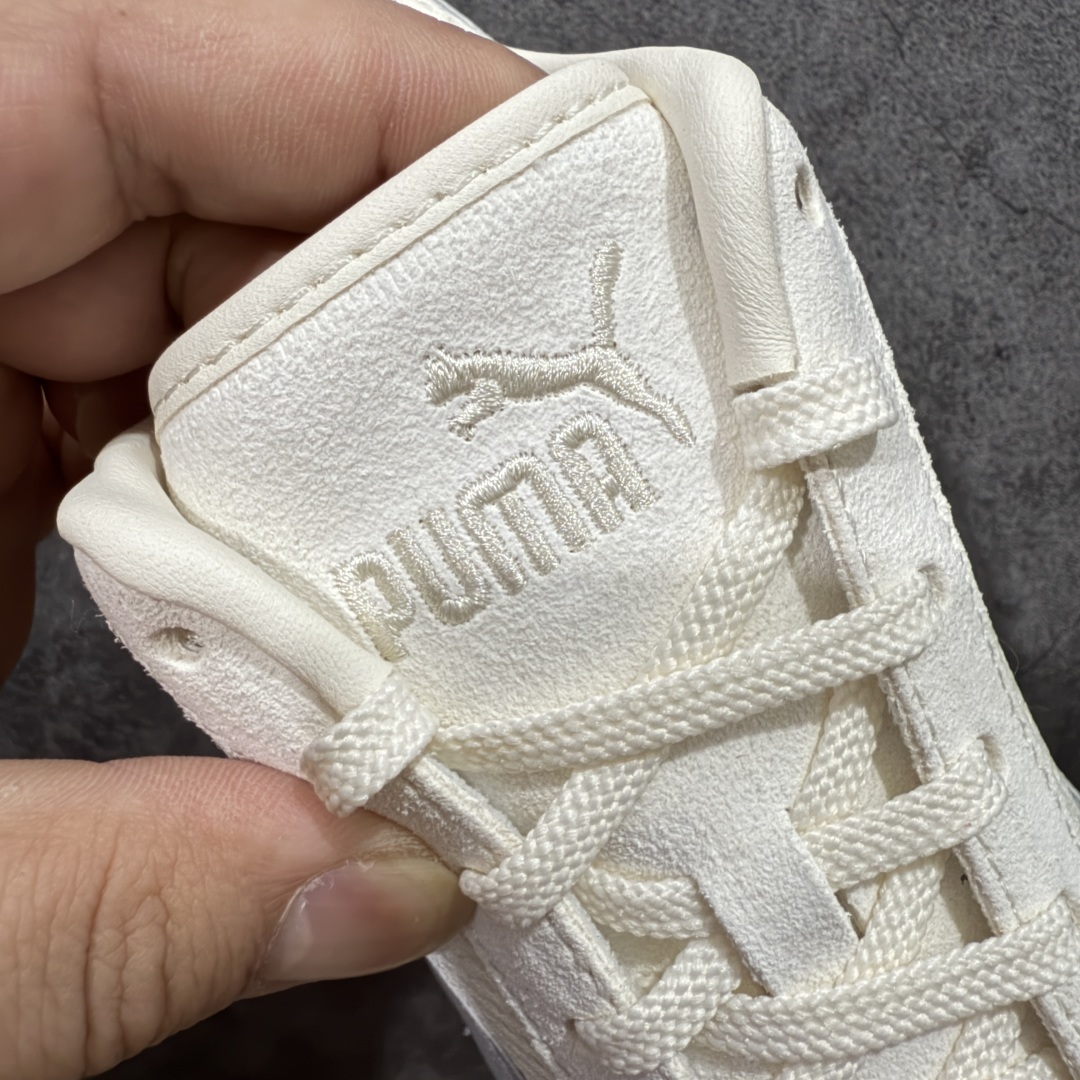 图片[5]-【渠道纯原版】Puma Speedcat OG Sparco 彪马罗马阿莫尔系列 复古运动休闲赛车跑鞋 白银 目前市场最优版本 无论是版型 细节 烫金走线 完全碾压市场任意版本 欢迎对比🆚 工厂耗时3个月开发 原装档案原数据纸版楦型 采用固色翻毛皮鞋面材质(正确二次成型\’猛帮\’成型工艺🆚区别市面版本!!) 外置原数据开发轻量耐磨橡胶大底💪🏻 全球知名运动品牌PUMA宝马赛车系列 融合了宝马车队的标志性配色 以趣味十足又前卫复古的设计引领潮流 将赛道精神融入街头时尚 开启前卫竞速之旅 主打前卫复古风 Roma鞋款的鞋侧以复古的流线造型 缀以宝马经典Logo 巧妙吸睛 而Speedcat鞋款以亮眼三色条纹元素缀以舒适鞋面 赋予了独特的个性美学 演绎赛车的无尽能量 尺码：36-45 货号：403902-01-选品中心