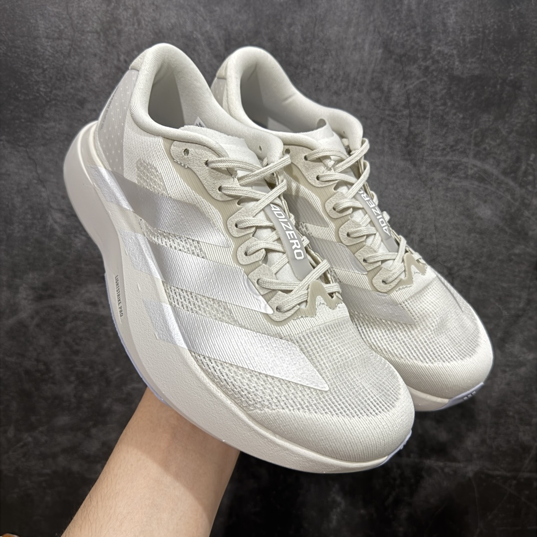 【渠道纯原】AD Adizero Eva SL M 零度进化版系列低帮轻便透气竞速休闲运动慢跑鞋 JR3419 全新版本出货 灰银配色 品相相当完美 细节到位 全鞋均使用原材料 原档案打造 内置碳板 目前市场最强 欢迎对比 相信大家对去年 adidas 横空出世的「顶级超跑」adiZero Adios Pro EVO 1 记忆犹新!不仅登顶阿迪史上最轻跑鞋宝座,更在接下来的全球马拉松赛事中,持续书写着惊人成绩,被网友戏称新一代「阿迪神鞋」全网刷屏!极简设计语言与强烈速度感和存在感的鞋侧三线,让人过目不忘,特别种草!其中定位于中长跑训练的 adidas Adizero Evo SL,整体外观造型与 adiZero Adios Pro EVO 1 非常相似。中底配置方面搭载全掌 Lightstrike Pro,鞋面采用透气网面示人,契合日常训练鞋的定位,更加耐用。外底给到了马牌橡胶,及类似上代竞速旗舰 adidas Adizero Adios Pro 3 区域分布。整体看下来无论是外观的鲜明辨识度,还是配置的扎实程度都很顶。 尺码:36 36⅔ 37⅓ 38 38⅔ 39⅓ 40 40⅔ 41⅓ 42 42⅔ 43⅓ 44 45-选品中心