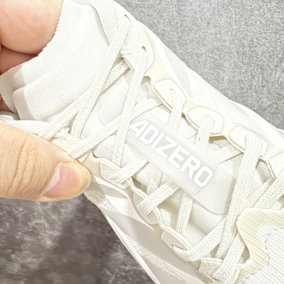 图片[6]-【渠道纯原】AD Adizero Eva SL M 零度进化版系列低帮轻便透气竞速休闲运动慢跑鞋 JR3419 全新版本出货 灰银配色 品相相当完美 细节到位 全鞋均使用原材料 原档案打造 内置碳板 目前市场最强 欢迎对比 相信大家对去年 adidas 横空出世的「顶级超跑」adiZero Adios Pro EVO 1 记忆犹新！不仅登顶阿迪史上最轻跑鞋宝座，更在接下来的全球马拉松赛事中，持续书写着惊人成绩，被网友戏称新一代「阿迪神鞋」全网刷屏！极简设计语言与强烈速度感和存在感的鞋侧三线，让人过目不忘，特别种草！其中定位于中长跑训练的 adidas Adizero Evo SL，整体外观造型与 adiZero Adios Pro EVO 1 非常相似。中底配置方面搭载全掌 Lightstrike Pro，鞋面采用透气网面示人，契合日常训练鞋的定位，更加耐用。外底给到了马牌橡胶，及类似上代竞速旗舰 adidas Adizero Adios Pro 3 区域分布。整体看下来无论是外观的鲜明辨识度，还是配置的扎实程度都很顶。 尺码：36 36⅔ 37⅓ 38 38⅔ 39⅓ 40 40⅔ 41⅓ 42 42⅔ 43⅓ 44 45-选品中心