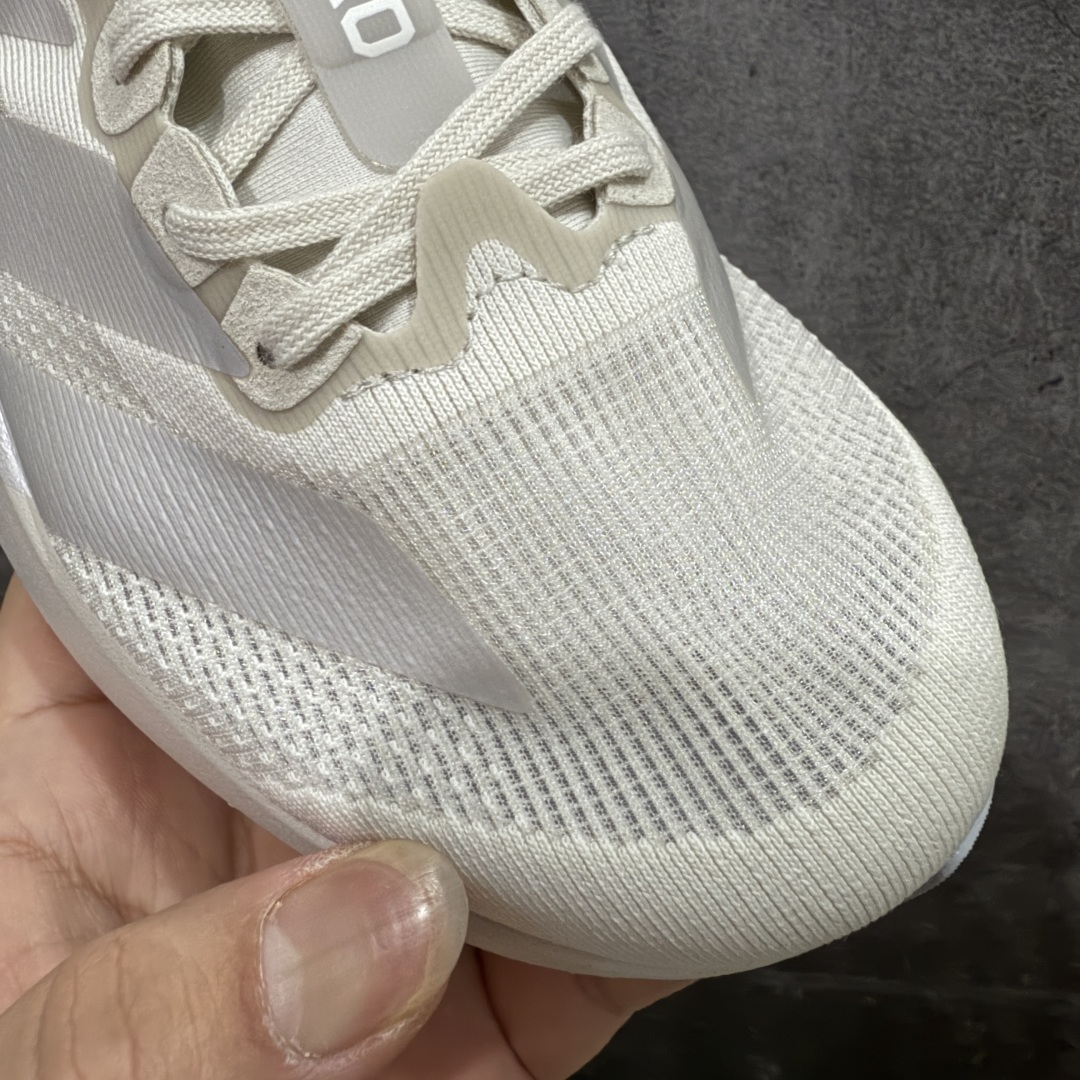图片[5]-【渠道纯原】AD Adizero Eva SL M 零度进化版系列低帮轻便透气竞速休闲运动慢跑鞋 JR3419 全新版本出货 灰银配色 品相相当完美 细节到位 全鞋均使用原材料 原档案打造 内置碳板 目前市场最强 欢迎对比 相信大家对去年 adidas 横空出世的「顶级超跑」adiZero Adios Pro EVO 1 记忆犹新！不仅登顶阿迪史上最轻跑鞋宝座，更在接下来的全球马拉松赛事中，持续书写着惊人成绩，被网友戏称新一代「阿迪神鞋」全网刷屏！极简设计语言与强烈速度感和存在感的鞋侧三线，让人过目不忘，特别种草！其中定位于中长跑训练的 adidas Adizero Evo SL，整体外观造型与 adiZero Adios Pro EVO 1 非常相似。中底配置方面搭载全掌 Lightstrike Pro，鞋面采用透气网面示人，契合日常训练鞋的定位，更加耐用。外底给到了马牌橡胶，及类似上代竞速旗舰 adidas Adizero Adios Pro 3 区域分布。整体看下来无论是外观的鲜明辨识度，还是配置的扎实程度都很顶。 尺码：36 36⅔ 37⅓ 38 38⅔ 39⅓ 40 40⅔ 41⅓ 42 42⅔ 43⅓ 44 45-选品中心