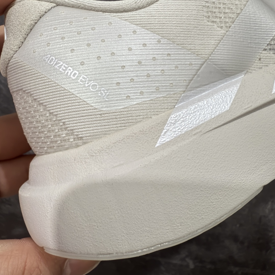 图片[3]-【渠道纯原】AD Adizero Eva SL M 零度进化版系列低帮轻便透气竞速休闲运动慢跑鞋 JR3419 全新版本出货 灰银配色 品相相当完美 细节到位 全鞋均使用原材料 原档案打造 内置碳板 目前市场最强 欢迎对比 相信大家对去年 adidas 横空出世的「顶级超跑」adiZero Adios Pro EVO 1 记忆犹新！不仅登顶阿迪史上最轻跑鞋宝座，更在接下来的全球马拉松赛事中，持续书写着惊人成绩，被网友戏称新一代「阿迪神鞋」全网刷屏！极简设计语言与强烈速度感和存在感的鞋侧三线，让人过目不忘，特别种草！其中定位于中长跑训练的 adidas Adizero Evo SL，整体外观造型与 adiZero Adios Pro EVO 1 非常相似。中底配置方面搭载全掌 Lightstrike Pro，鞋面采用透气网面示人，契合日常训练鞋的定位，更加耐用。外底给到了马牌橡胶，及类似上代竞速旗舰 adidas Adizero Adios Pro 3 区域分布。整体看下来无论是外观的鲜明辨识度，还是配置的扎实程度都很顶。 尺码：36 36⅔ 37⅓ 38 38⅔ 39⅓ 40 40⅔ 41⅓ 42 42⅔ 43⅓ 44 45-选品中心