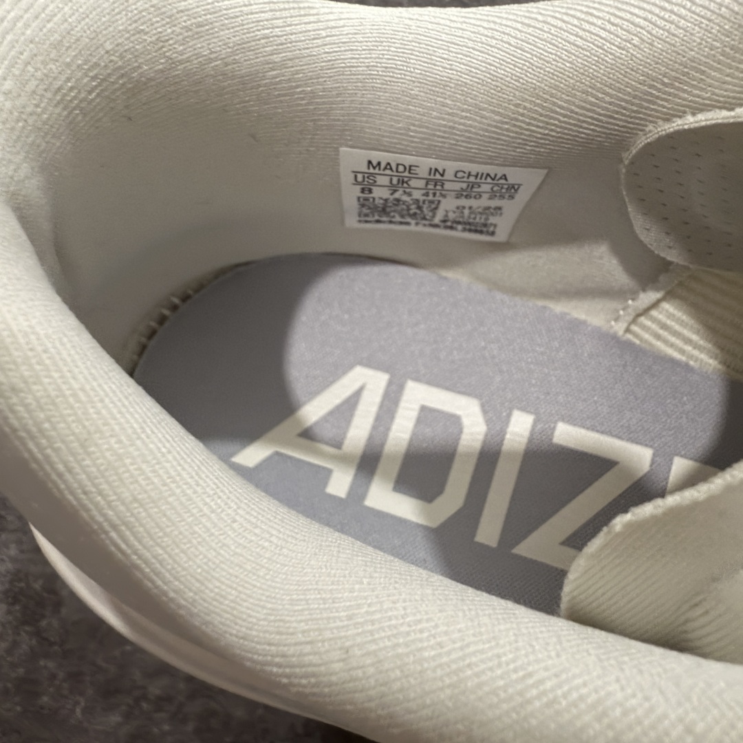 图片[7]-【渠道纯原】AD Adizero Eva SL M 零度进化版系列低帮轻便透气竞速休闲运动慢跑鞋 JR3419 全新版本出货 灰银配色 品相相当完美 细节到位 全鞋均使用原材料 原档案打造 内置碳板 目前市场最强 欢迎对比 相信大家对去年 adidas 横空出世的「顶级超跑」adiZero Adios Pro EVO 1 记忆犹新！不仅登顶阿迪史上最轻跑鞋宝座，更在接下来的全球马拉松赛事中，持续书写着惊人成绩，被网友戏称新一代「阿迪神鞋」全网刷屏！极简设计语言与强烈速度感和存在感的鞋侧三线，让人过目不忘，特别种草！其中定位于中长跑训练的 adidas Adizero Evo SL，整体外观造型与 adiZero Adios Pro EVO 1 非常相似。中底配置方面搭载全掌 Lightstrike Pro，鞋面采用透气网面示人，契合日常训练鞋的定位，更加耐用。外底给到了马牌橡胶，及类似上代竞速旗舰 adidas Adizero Adios Pro 3 区域分布。整体看下来无论是外观的鲜明辨识度，还是配置的扎实程度都很顶。 尺码：36 36⅔ 37⅓ 38 38⅔ 39⅓ 40 40⅔ 41⅓ 42 42⅔ 43⅓ 44 45-选品中心
