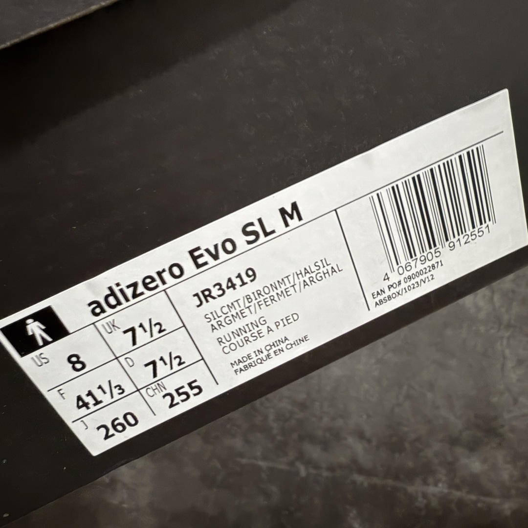 图片[9]-【渠道纯原】AD Adizero Eva SL M 零度进化版系列低帮轻便透气竞速休闲运动慢跑鞋 JR3419 全新版本出货 灰银配色 品相相当完美 细节到位 全鞋均使用原材料 原档案打造 内置碳板 目前市场最强 欢迎对比 相信大家对去年 adidas 横空出世的「顶级超跑」adiZero Adios Pro EVO 1 记忆犹新！不仅登顶阿迪史上最轻跑鞋宝座，更在接下来的全球马拉松赛事中，持续书写着惊人成绩，被网友戏称新一代「阿迪神鞋」全网刷屏！极简设计语言与强烈速度感和存在感的鞋侧三线，让人过目不忘，特别种草！其中定位于中长跑训练的 adidas Adizero Evo SL，整体外观造型与 adiZero Adios Pro EVO 1 非常相似。中底配置方面搭载全掌 Lightstrike Pro，鞋面采用透气网面示人，契合日常训练鞋的定位，更加耐用。外底给到了马牌橡胶，及类似上代竞速旗舰 adidas Adizero Adios Pro 3 区域分布。整体看下来无论是外观的鲜明辨识度，还是配置的扎实程度都很顶。 尺码：36 36⅔ 37⅓ 38 38⅔ 39⅓ 40 40⅔ 41⅓ 42 42⅔ 43⅓ 44 45-选品中心
