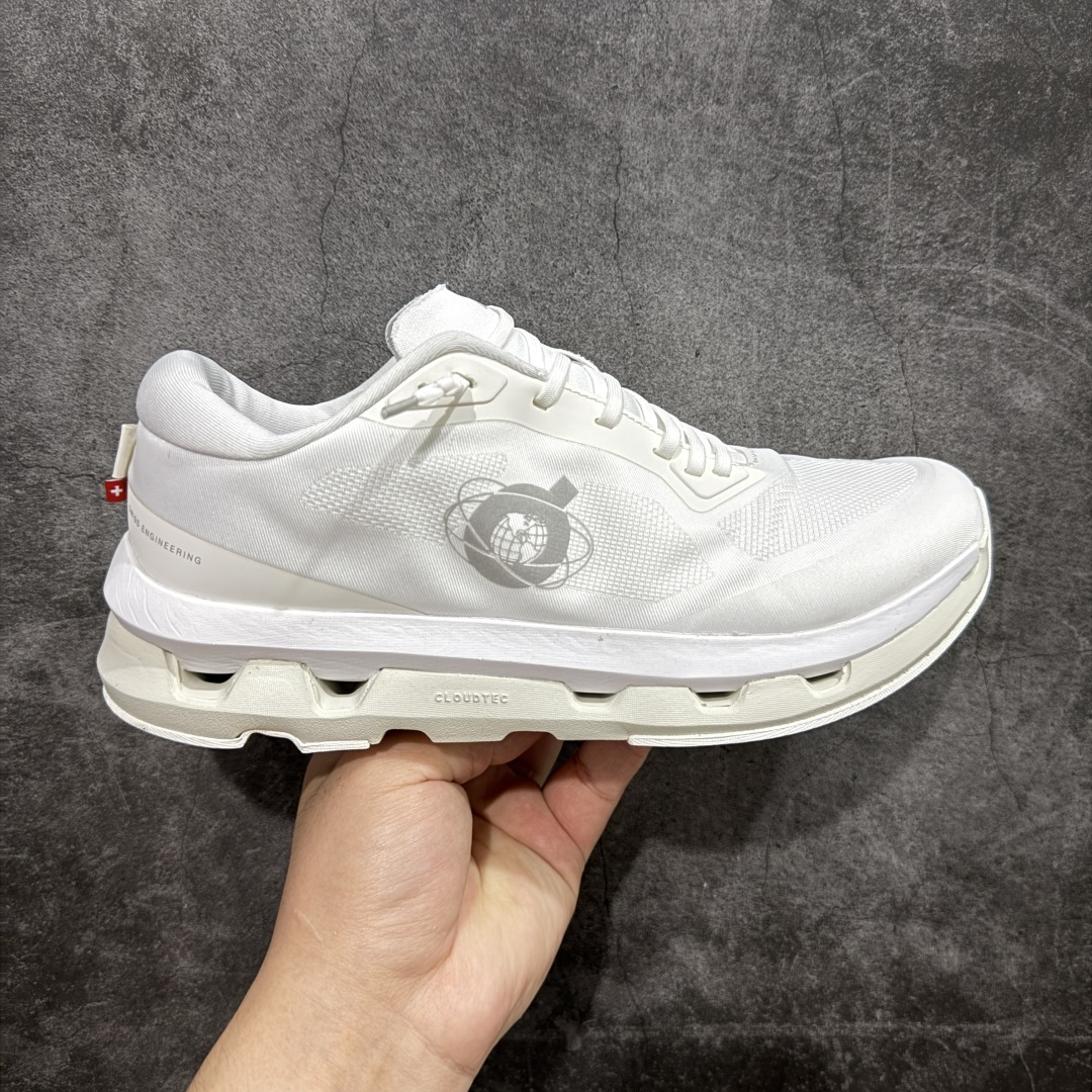 【公司级】KITH x On昂跑 Cloudzone 舒适百搭防滑耐磨 低帮 休闲跑步鞋 CloudTec®专利科技鞋底搭载耐温耐用革新中底泡棉 同时以摇椅圆弧的机能感轮廓 带来流畅平稳的迈步 轻量透气的工程网格结合环保人造麂皮 衬托出活力醒目的视觉效果 饰有品牌Logo的TPU鞋带扣 让系带方式别具一格 是日常穿搭、旅行和城市探索的理想之选 尺码:36-45-选品中心
