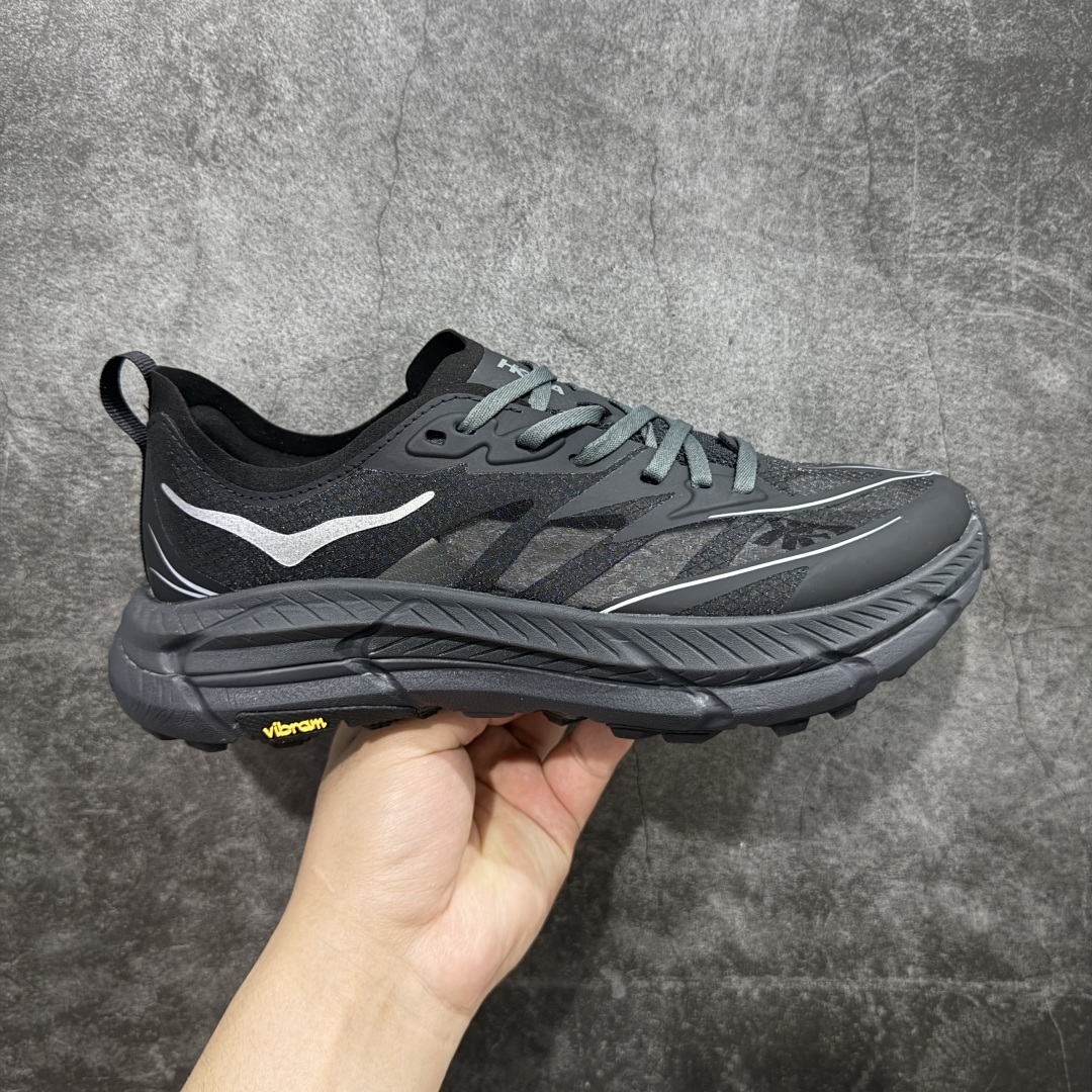 【纯原版】Satisfy xHOKA ONE ONE Mafate Speed 4 玛法特4系列低帮厚底轻量户外越野运动慢跑鞋 采用半透明轻量化纱网热熔面料材质 搭载轻量化材料超轻量泡棉中底 外置V版橡胶防滑黄金大底 此球鞋继承了HOKA的经典越野鞋型MAFATE SPEED4的设计 更在此基础上进行了创新和提升 使得它既适合户外越野跑,又充满了时尚潮流的元素。它的半透明鞋面设计 不仅让鞋身看起来更加轻便 而且提供了良好的透气性 而保护性的防撕裂尼龙面料,则确保了在复杂地形中的耐用性。 双层ProFly™中底的 用,是这款鞋的另一个亮点。 VIBRAM MEGAGRIP®及 LITEBASE®大底的搭载,更是让这款鞋在保持高抓地力的 减轻了鞋底的重量 货号: 11684502332 尺码: 36 36.5 37.5 38 38.5 39 40 40.5 41.5 42 42.5 43 44 44.5 45-选品中心