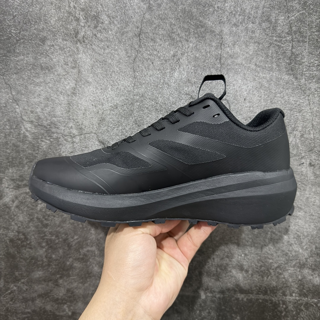 图片[2]-【正确版】始祖鸟·Arc\’teryx Norvan LD 3 GTX Trail 北温哥华三代系列长距离越野徒步户外运动跑鞋 正确细节 正确字体 区别市面公版贴标 所有细节都对应原版 区别市面错版 ARC\’TERYX始祖鸟，户外运动产品的天花板品牌，2017年发布第一款越野跑鞋NORVAN VT，始祖鸟的越野跑鞋分为三个系列，分别是：VT（Vertical Terrain垂直地形）、LD（Long Distance长距离）、SL（Super Light超轻），发展到今日已经更新到了第三代产品，而NORVAN的命名源于北温哥华（North Vancouver）代表高性能越野跑系统。在2018年我测评了始祖鸟第一代长距离越野跑鞋NORVAN LD，而这次测评的，正是该系列的第三代产品NORVAN LD 3，它与初代相比可以说是脱胎换骨的改变。在整体外观方面，NORVAN LD 3保持了ARC\’TERYX始祖鸟一贯的设计风格，配色一如既往的“素”，使用纯色营造出高级感。鞋面采用单层网孔Cordura®鞋面，与初代的紧密编织鞋面相比透气性能更好，鞋面热压了TPU薄膜支撑鞋面，得益于靠近中底整圈的热压TPU，使NORVAN LD 3的涉水深度更深。NORVAN LD 3帮面一体成型，只在跟杯正中进行缝合，跟杯有硬质港宝，能有效支撑和锁定足跟，足跟外侧印刷了ARC\’TERYX始祖鸟LOGO。鞋头多层防踢设计保护脚趾，避免脚趾踢到尖利的岩石导致受伤 尺码：36/45-选品中心