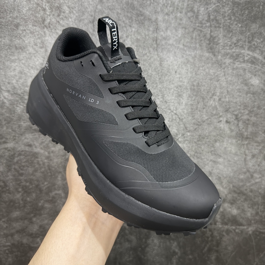 图片[3]-【正确版】始祖鸟·Arc\’teryx Norvan LD 3 GTX Trail 北温哥华三代系列长距离越野徒步户外运动跑鞋 正确细节 正确字体 区别市面公版贴标 所有细节都对应原版 区别市面错版 ARC\’TERYX始祖鸟，户外运动产品的天花板品牌，2017年发布第一款越野跑鞋NORVAN VT，始祖鸟的越野跑鞋分为三个系列，分别是：VT（Vertical Terrain垂直地形）、LD（Long Distance长距离）、SL（Super Light超轻），发展到今日已经更新到了第三代产品，而NORVAN的命名源于北温哥华（North Vancouver）代表高性能越野跑系统。在2018年我测评了始祖鸟第一代长距离越野跑鞋NORVAN LD，而这次测评的，正是该系列的第三代产品NORVAN LD 3，它与初代相比可以说是脱胎换骨的改变。在整体外观方面，NORVAN LD 3保持了ARC\’TERYX始祖鸟一贯的设计风格，配色一如既往的“素”，使用纯色营造出高级感。鞋面采用单层网孔Cordura®鞋面，与初代的紧密编织鞋面相比透气性能更好，鞋面热压了TPU薄膜支撑鞋面，得益于靠近中底整圈的热压TPU，使NORVAN LD 3的涉水深度更深。NORVAN LD 3帮面一体成型，只在跟杯正中进行缝合，跟杯有硬质港宝，能有效支撑和锁定足跟，足跟外侧印刷了ARC\’TERYX始祖鸟LOGO。鞋头多层防踢设计保护脚趾，避免脚趾踢到尖利的岩石导致受伤 尺码：36/45-选品中心