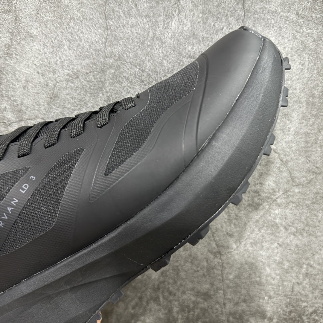 图片[6]-【正确版】始祖鸟·Arc\’teryx Norvan LD 3 GTX Trail 北温哥华三代系列长距离越野徒步户外运动跑鞋 正确细节 正确字体 区别市面公版贴标 所有细节都对应原版 区别市面错版 ARC\’TERYX始祖鸟，户外运动产品的天花板品牌，2017年发布第一款越野跑鞋NORVAN VT，始祖鸟的越野跑鞋分为三个系列，分别是：VT（Vertical Terrain垂直地形）、LD（Long Distance长距离）、SL（Super Light超轻），发展到今日已经更新到了第三代产品，而NORVAN的命名源于北温哥华（North Vancouver）代表高性能越野跑系统。在2018年我测评了始祖鸟第一代长距离越野跑鞋NORVAN LD，而这次测评的，正是该系列的第三代产品NORVAN LD 3，它与初代相比可以说是脱胎换骨的改变。在整体外观方面，NORVAN LD 3保持了ARC\’TERYX始祖鸟一贯的设计风格，配色一如既往的“素”，使用纯色营造出高级感。鞋面采用单层网孔Cordura®鞋面，与初代的紧密编织鞋面相比透气性能更好，鞋面热压了TPU薄膜支撑鞋面，得益于靠近中底整圈的热压TPU，使NORVAN LD 3的涉水深度更深。NORVAN LD 3帮面一体成型，只在跟杯正中进行缝合，跟杯有硬质港宝，能有效支撑和锁定足跟，足跟外侧印刷了ARC\’TERYX始祖鸟LOGO。鞋头多层防踢设计保护脚趾，避免脚趾踢到尖利的岩石导致受伤 尺码：36/45-选品中心