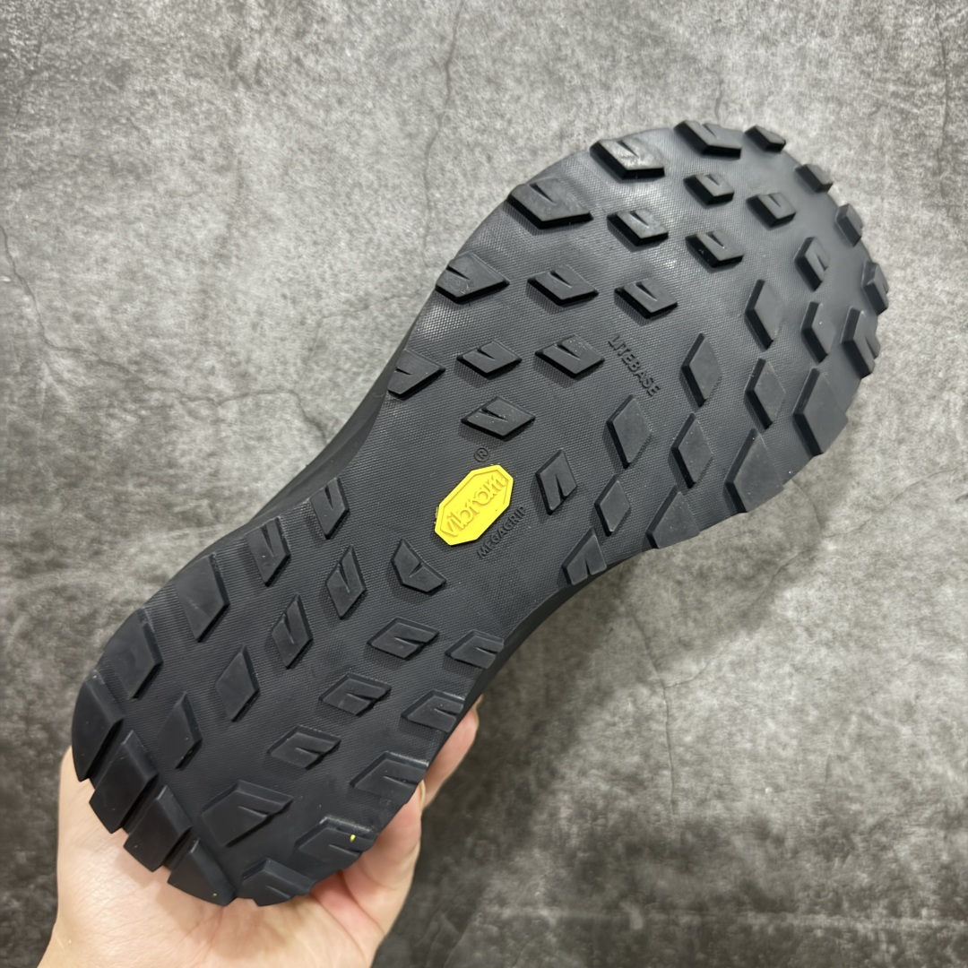 图片[9]-【正确版】始祖鸟·Arc\’teryx Norvan LD 3 GTX Trail 北温哥华三代系列长距离越野徒步户外运动跑鞋 正确细节 正确字体 区别市面公版贴标 所有细节都对应原版 区别市面错版 ARC\’TERYX始祖鸟，户外运动产品的天花板品牌，2017年发布第一款越野跑鞋NORVAN VT，始祖鸟的越野跑鞋分为三个系列，分别是：VT（Vertical Terrain垂直地形）、LD（Long Distance长距离）、SL（Super Light超轻），发展到今日已经更新到了第三代产品，而NORVAN的命名源于北温哥华（North Vancouver）代表高性能越野跑系统。在2018年我测评了始祖鸟第一代长距离越野跑鞋NORVAN LD，而这次测评的，正是该系列的第三代产品NORVAN LD 3，它与初代相比可以说是脱胎换骨的改变。在整体外观方面，NORVAN LD 3保持了ARC\’TERYX始祖鸟一贯的设计风格，配色一如既往的“素”，使用纯色营造出高级感。鞋面采用单层网孔Cordura®鞋面，与初代的紧密编织鞋面相比透气性能更好，鞋面热压了TPU薄膜支撑鞋面，得益于靠近中底整圈的热压TPU，使NORVAN LD 3的涉水深度更深。NORVAN LD 3帮面一体成型，只在跟杯正中进行缝合，跟杯有硬质港宝，能有效支撑和锁定足跟，足跟外侧印刷了ARC\’TERYX始祖鸟LOGO。鞋头多层防踢设计保护脚趾，避免脚趾踢到尖利的岩石导致受伤 尺码：36/45-选品中心