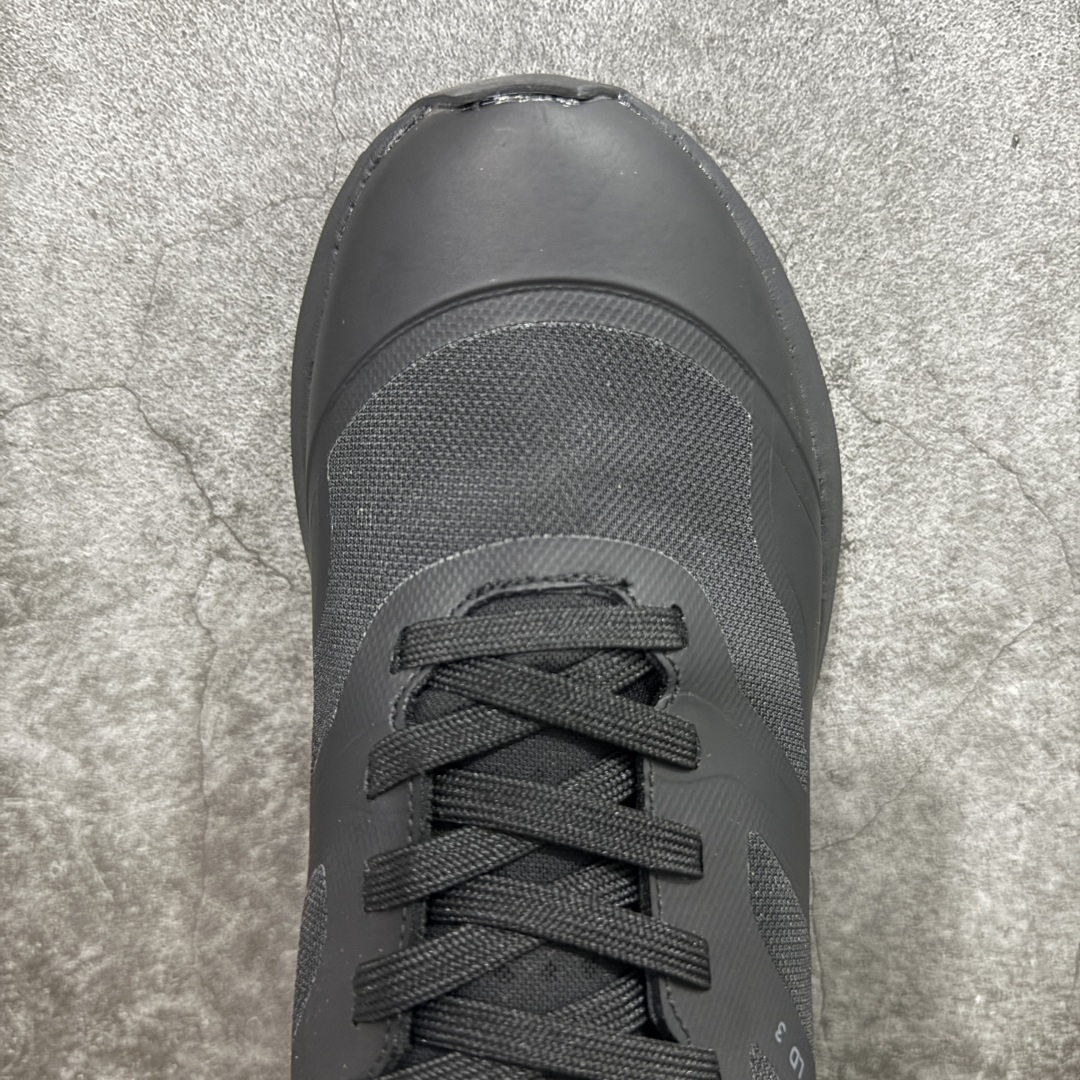 图片[5]-【正确版】始祖鸟·Arc\’teryx Norvan LD 3 GTX Trail 北温哥华三代系列长距离越野徒步户外运动跑鞋 正确细节 正确字体 区别市面公版贴标 所有细节都对应原版 区别市面错版 ARC\’TERYX始祖鸟，户外运动产品的天花板品牌，2017年发布第一款越野跑鞋NORVAN VT，始祖鸟的越野跑鞋分为三个系列，分别是：VT（Vertical Terrain垂直地形）、LD（Long Distance长距离）、SL（Super Light超轻），发展到今日已经更新到了第三代产品，而NORVAN的命名源于北温哥华（North Vancouver）代表高性能越野跑系统。在2018年我测评了始祖鸟第一代长距离越野跑鞋NORVAN LD，而这次测评的，正是该系列的第三代产品NORVAN LD 3，它与初代相比可以说是脱胎换骨的改变。在整体外观方面，NORVAN LD 3保持了ARC\’TERYX始祖鸟一贯的设计风格，配色一如既往的“素”，使用纯色营造出高级感。鞋面采用单层网孔Cordura®鞋面，与初代的紧密编织鞋面相比透气性能更好，鞋面热压了TPU薄膜支撑鞋面，得益于靠近中底整圈的热压TPU，使NORVAN LD 3的涉水深度更深。NORVAN LD 3帮面一体成型，只在跟杯正中进行缝合，跟杯有硬质港宝，能有效支撑和锁定足跟，足跟外侧印刷了ARC\’TERYX始祖鸟LOGO。鞋头多层防踢设计保护脚趾，避免脚趾踢到尖利的岩石导致受伤 尺码：36/45-选品中心