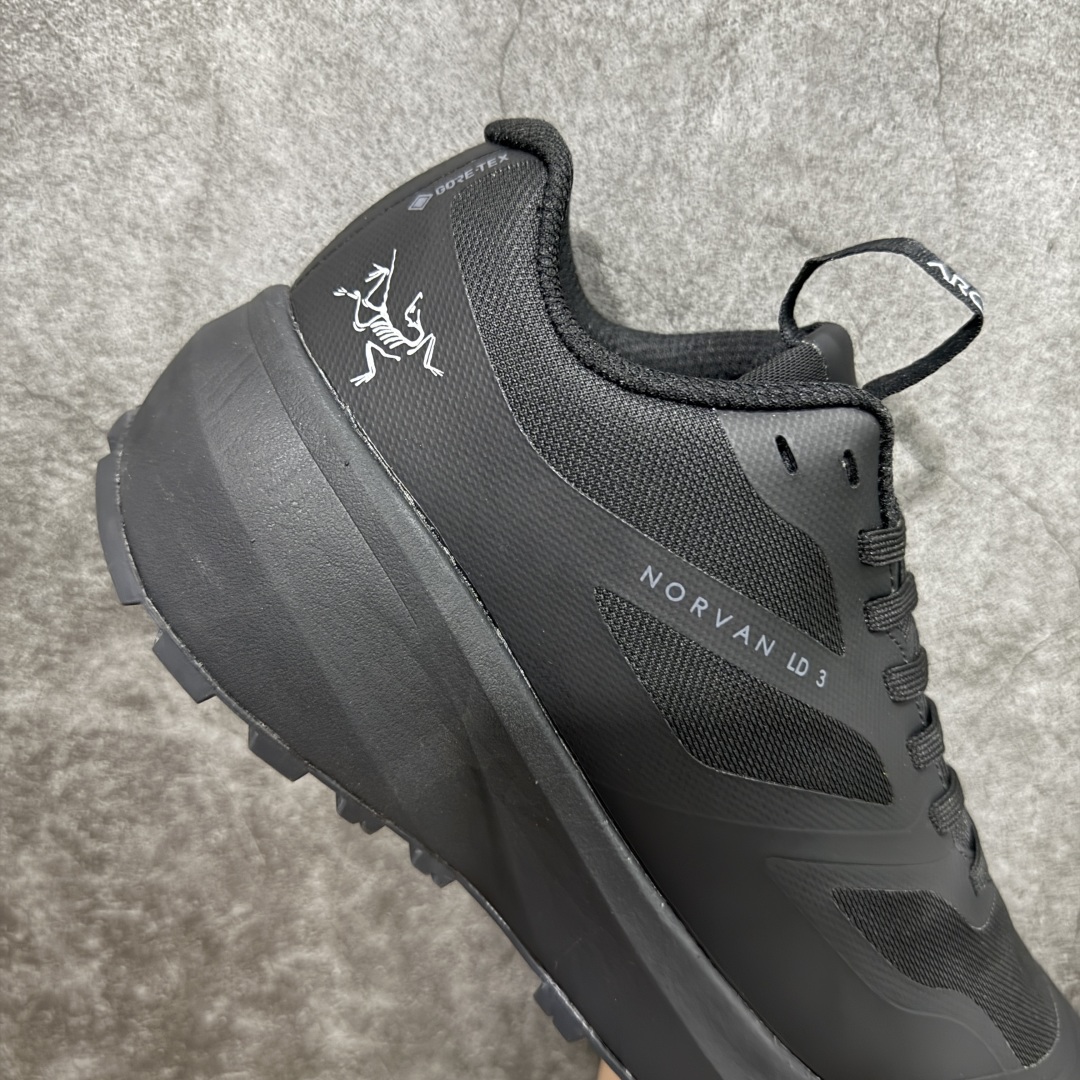 图片[7]-【正确版】始祖鸟·Arc\’teryx Norvan LD 3 GTX Trail 北温哥华三代系列长距离越野徒步户外运动跑鞋 正确细节 正确字体 区别市面公版贴标 所有细节都对应原版 区别市面错版 ARC\’TERYX始祖鸟，户外运动产品的天花板品牌，2017年发布第一款越野跑鞋NORVAN VT，始祖鸟的越野跑鞋分为三个系列，分别是：VT（Vertical Terrain垂直地形）、LD（Long Distance长距离）、SL（Super Light超轻），发展到今日已经更新到了第三代产品，而NORVAN的命名源于北温哥华（North Vancouver）代表高性能越野跑系统。在2018年我测评了始祖鸟第一代长距离越野跑鞋NORVAN LD，而这次测评的，正是该系列的第三代产品NORVAN LD 3，它与初代相比可以说是脱胎换骨的改变。在整体外观方面，NORVAN LD 3保持了ARC\’TERYX始祖鸟一贯的设计风格，配色一如既往的“素”，使用纯色营造出高级感。鞋面采用单层网孔Cordura®鞋面，与初代的紧密编织鞋面相比透气性能更好，鞋面热压了TPU薄膜支撑鞋面，得益于靠近中底整圈的热压TPU，使NORVAN LD 3的涉水深度更深。NORVAN LD 3帮面一体成型，只在跟杯正中进行缝合，跟杯有硬质港宝，能有效支撑和锁定足跟，足跟外侧印刷了ARC\’TERYX始祖鸟LOGO。鞋头多层防踢设计保护脚趾，避免脚趾踢到尖利的岩石导致受伤 尺码：36/45-选品中心