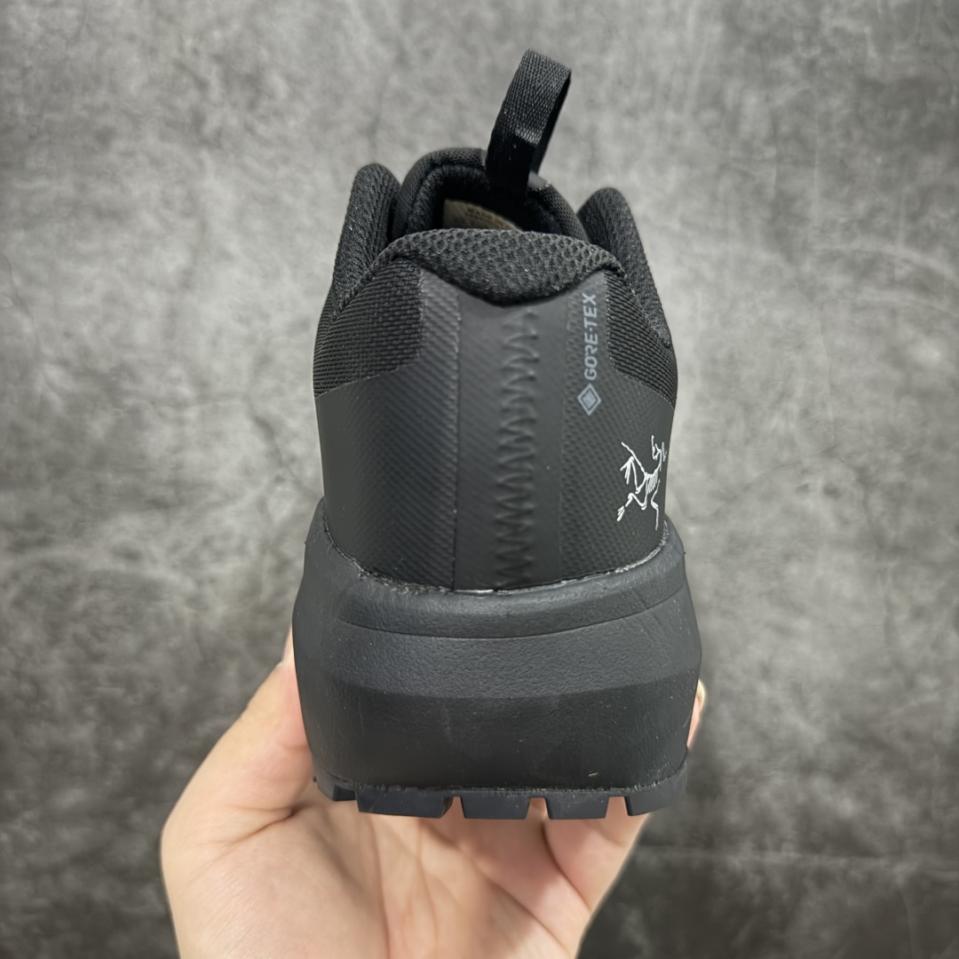 图片[4]-【正确版】始祖鸟·Arc\’teryx Norvan LD 3 GTX Trail 北温哥华三代系列长距离越野徒步户外运动跑鞋 正确细节 正确字体 区别市面公版贴标 所有细节都对应原版 区别市面错版 ARC\’TERYX始祖鸟，户外运动产品的天花板品牌，2017年发布第一款越野跑鞋NORVAN VT，始祖鸟的越野跑鞋分为三个系列，分别是：VT（Vertical Terrain垂直地形）、LD（Long Distance长距离）、SL（Super Light超轻），发展到今日已经更新到了第三代产品，而NORVAN的命名源于北温哥华（North Vancouver）代表高性能越野跑系统。在2018年我测评了始祖鸟第一代长距离越野跑鞋NORVAN LD，而这次测评的，正是该系列的第三代产品NORVAN LD 3，它与初代相比可以说是脱胎换骨的改变。在整体外观方面，NORVAN LD 3保持了ARC\’TERYX始祖鸟一贯的设计风格，配色一如既往的“素”，使用纯色营造出高级感。鞋面采用单层网孔Cordura®鞋面，与初代的紧密编织鞋面相比透气性能更好，鞋面热压了TPU薄膜支撑鞋面，得益于靠近中底整圈的热压TPU，使NORVAN LD 3的涉水深度更深。NORVAN LD 3帮面一体成型，只在跟杯正中进行缝合，跟杯有硬质港宝，能有效支撑和锁定足跟，足跟外侧印刷了ARC\’TERYX始祖鸟LOGO。鞋头多层防踢设计保护脚趾，避免脚趾踢到尖利的岩石导致受伤 尺码：36/45-选品中心