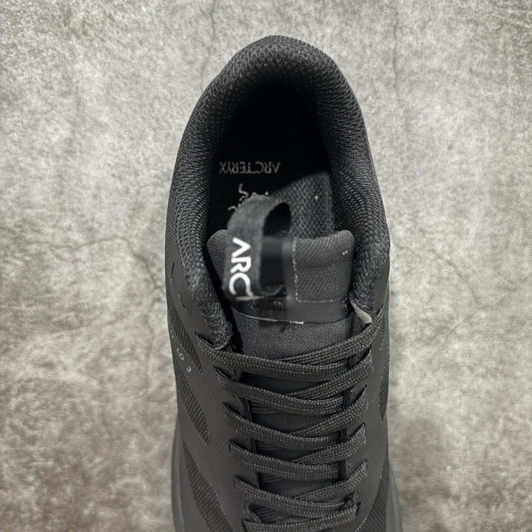 图片[8]-【正确版】始祖鸟·Arc\’teryx Norvan LD 3 GTX Trail 北温哥华三代系列长距离越野徒步户外运动跑鞋 正确细节 正确字体 区别市面公版贴标 所有细节都对应原版 区别市面错版 ARC\’TERYX始祖鸟，户外运动产品的天花板品牌，2017年发布第一款越野跑鞋NORVAN VT，始祖鸟的越野跑鞋分为三个系列，分别是：VT（Vertical Terrain垂直地形）、LD（Long Distance长距离）、SL（Super Light超轻），发展到今日已经更新到了第三代产品，而NORVAN的命名源于北温哥华（North Vancouver）代表高性能越野跑系统。在2018年我测评了始祖鸟第一代长距离越野跑鞋NORVAN LD，而这次测评的，正是该系列的第三代产品NORVAN LD 3，它与初代相比可以说是脱胎换骨的改变。在整体外观方面，NORVAN LD 3保持了ARC\’TERYX始祖鸟一贯的设计风格，配色一如既往的“素”，使用纯色营造出高级感。鞋面采用单层网孔Cordura®鞋面，与初代的紧密编织鞋面相比透气性能更好，鞋面热压了TPU薄膜支撑鞋面，得益于靠近中底整圈的热压TPU，使NORVAN LD 3的涉水深度更深。NORVAN LD 3帮面一体成型，只在跟杯正中进行缝合，跟杯有硬质港宝，能有效支撑和锁定足跟，足跟外侧印刷了ARC\’TERYX始祖鸟LOGO。鞋头多层防踢设计保护脚趾，避免脚趾踢到尖利的岩石导致受伤 尺码：36/45-选品中心