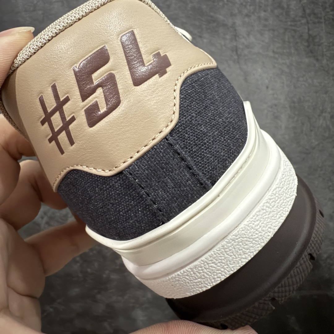 图片[2]-【HS纯原礼盒版】 LV Trainer系列高奢运动鞋 棕色 新款芯片顶级 潮人必备单品 同步ZP官网空胶工艺 鞋舌、挂饰均镶嵌NFC芯片感应装置 正确胶片断点式设计 中底正确还原原版油印字母比例 1：1原楦格板、楦头、刀磨全新升级！ 独家订制顶级压纹麂皮 原版开模TPU大底 质感原版一致 垫脚聚米微料加透气英伦网布 披靡市场任何版本！细节完美呈现！ 代购指定版本 全新升级最新双盒包装 扫码秒进官网！ 全套包装配件同比原版 尺码： 39-45-选品中心