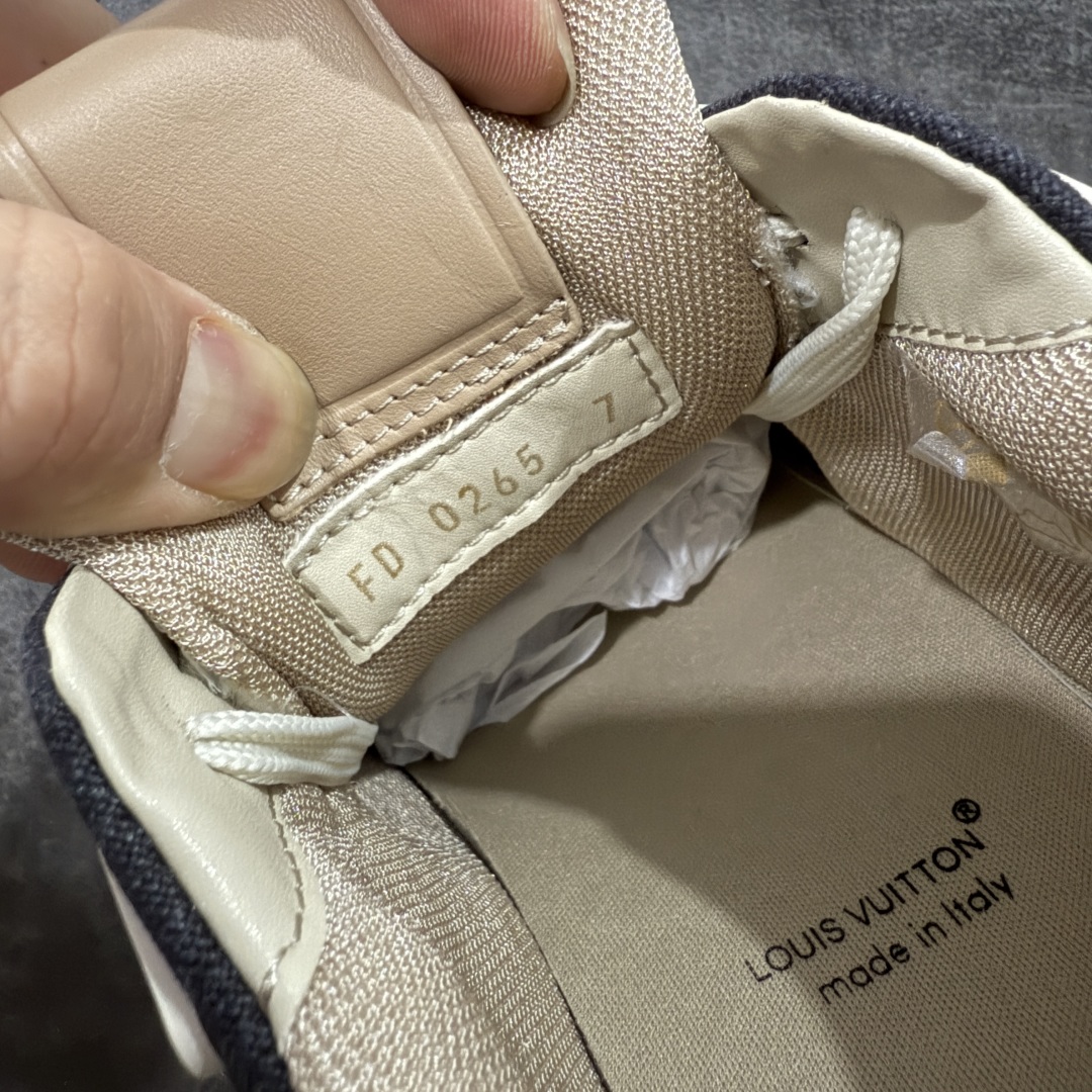 图片[7]-【HS纯原礼盒版】 LV Trainer系列高奢运动鞋 棕色 新款芯片顶级 潮人必备单品 同步ZP官网空胶工艺 鞋舌、挂饰均镶嵌NFC芯片感应装置 正确胶片断点式设计 中底正确还原原版油印字母比例 1：1原楦格板、楦头、刀磨全新升级！ 独家订制顶级压纹麂皮 原版开模TPU大底 质感原版一致 垫脚聚米微料加透气英伦网布 披靡市场任何版本！细节完美呈现！ 代购指定版本 全新升级最新双盒包装 扫码秒进官网！ 全套包装配件同比原版 尺码： 39-45-选品中心