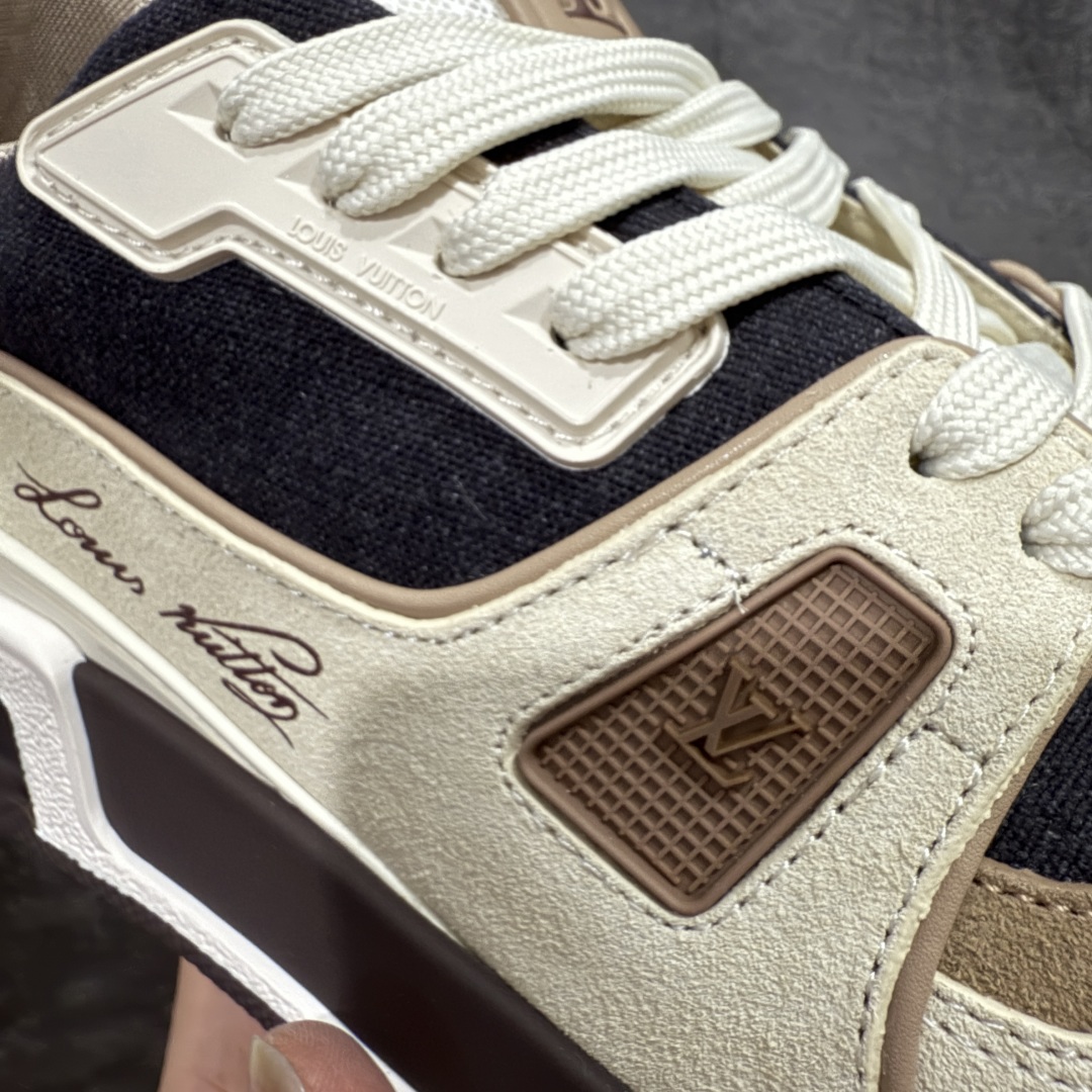 图片[4]-【HS纯原礼盒版】 LV Trainer系列高奢运动鞋 棕色 新款芯片顶级 潮人必备单品 同步ZP官网空胶工艺 鞋舌、挂饰均镶嵌NFC芯片感应装置 正确胶片断点式设计 中底正确还原原版油印字母比例 1：1原楦格板、楦头、刀磨全新升级！ 独家订制顶级压纹麂皮 原版开模TPU大底 质感原版一致 垫脚聚米微料加透气英伦网布 披靡市场任何版本！细节完美呈现！ 代购指定版本 全新升级最新双盒包装 扫码秒进官网！ 全套包装配件同比原版 尺码： 39-45-选品中心