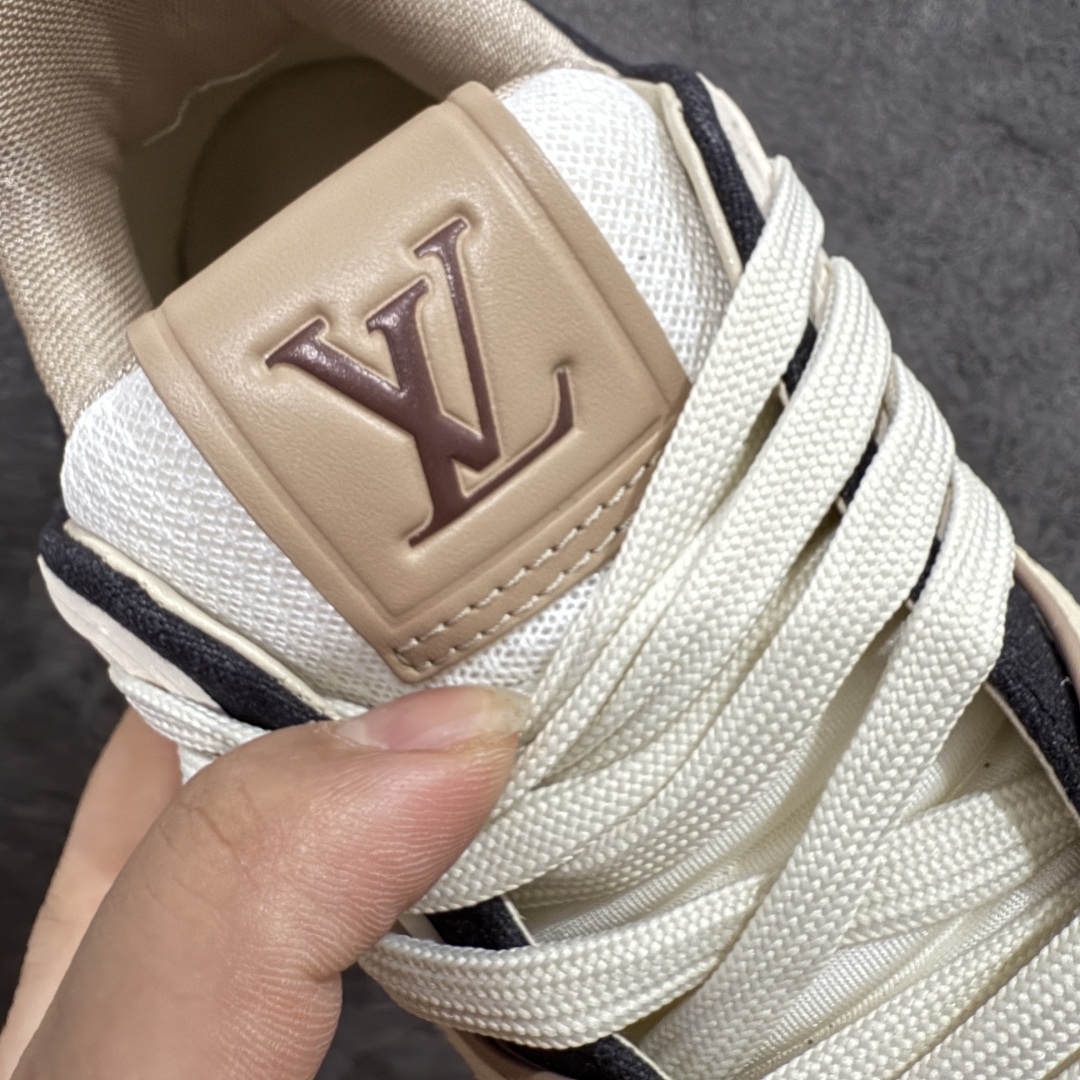 图片[6]-【HS纯原礼盒版】 LV Trainer系列高奢运动鞋 棕色 新款芯片顶级 潮人必备单品 同步ZP官网空胶工艺 鞋舌、挂饰均镶嵌NFC芯片感应装置 正确胶片断点式设计 中底正确还原原版油印字母比例 1：1原楦格板、楦头、刀磨全新升级！ 独家订制顶级压纹麂皮 原版开模TPU大底 质感原版一致 垫脚聚米微料加透气英伦网布 披靡市场任何版本！细节完美呈现！ 代购指定版本 全新升级最新双盒包装 扫码秒进官网！ 全套包装配件同比原版 尺码： 39-45-选品中心