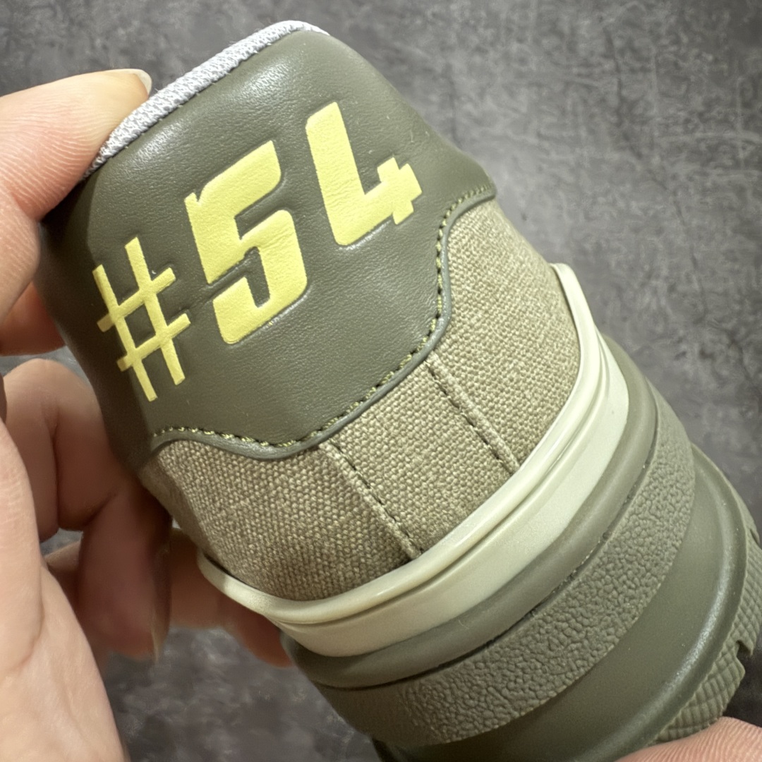 图片[2]-【HS纯原礼盒版】 LV Trainer系列高奢运动鞋 墨绿色 新款芯片顶级 潮人必备单品 同步ZP官网空胶工艺 鞋舌、挂饰均镶嵌NFC芯片感应装置 正确胶片断点式设计 中底正确还原原版油印字母比例 1：1原楦格板、楦头、刀磨全新升级！ 独家订制顶级压纹麂皮 原版开模TPU大底 质感原版一致 垫脚聚米微料加透气英伦网布 披靡市场任何版本！细节完美呈现！ 代购指定版本 全新升级最新双盒包装 扫码秒进官网！ 全套包装配件同比原版 尺码： 39-45-选品中心