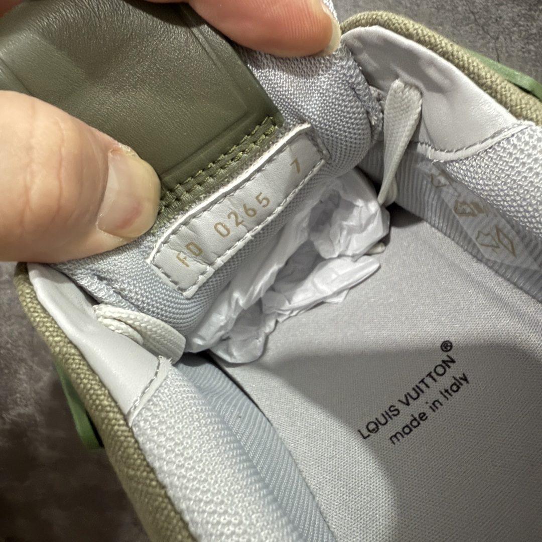 图片[7]-【HS纯原礼盒版】 LV Trainer系列高奢运动鞋 墨绿色 新款芯片顶级 潮人必备单品 同步ZP官网空胶工艺 鞋舌、挂饰均镶嵌NFC芯片感应装置 正确胶片断点式设计 中底正确还原原版油印字母比例 1：1原楦格板、楦头、刀磨全新升级！ 独家订制顶级压纹麂皮 原版开模TPU大底 质感原版一致 垫脚聚米微料加透气英伦网布 披靡市场任何版本！细节完美呈现！ 代购指定版本 全新升级最新双盒包装 扫码秒进官网！ 全套包装配件同比原版 尺码： 39-45-选品中心