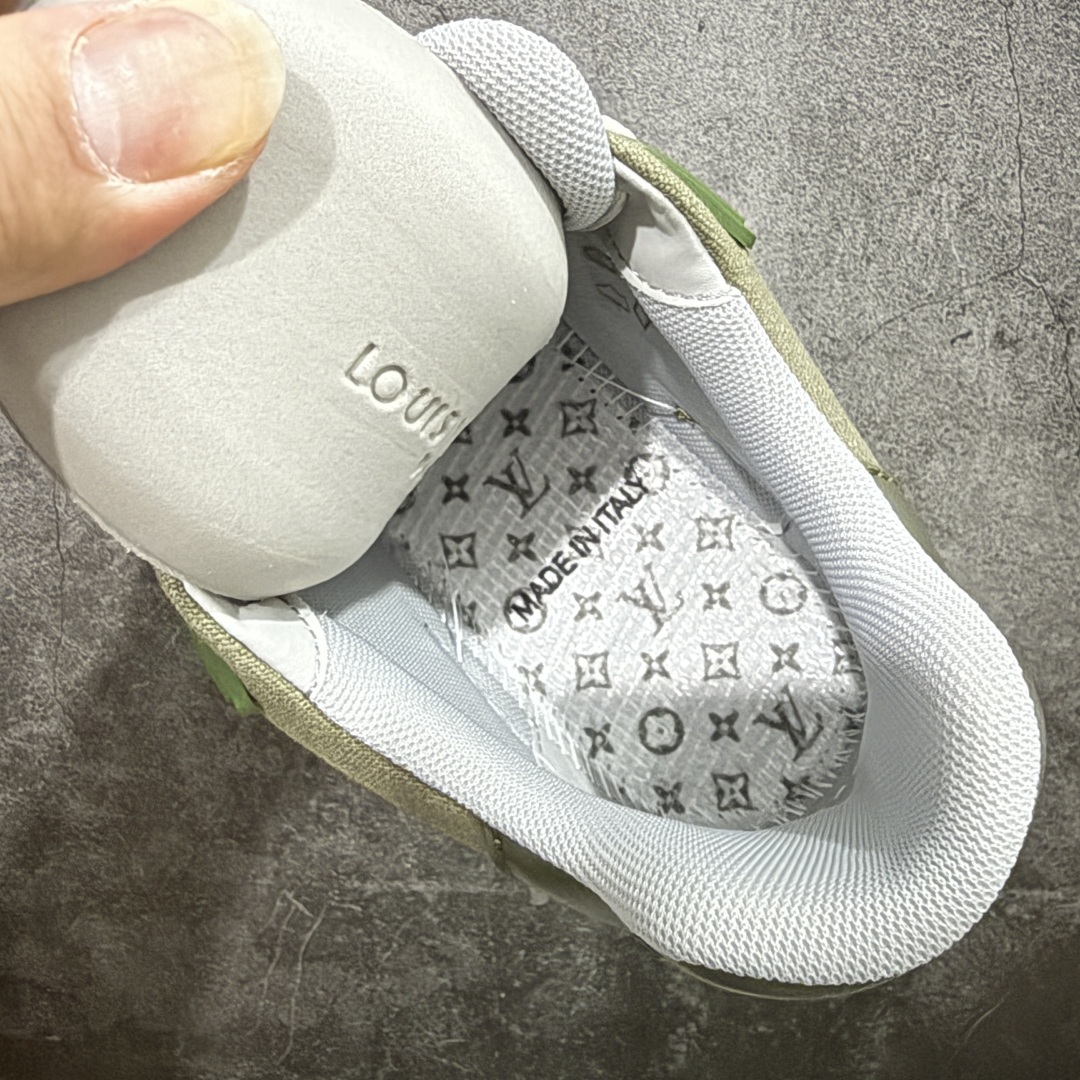 图片[9]-【HS纯原礼盒版】 LV Trainer系列高奢运动鞋 墨绿色 新款芯片顶级 潮人必备单品 同步ZP官网空胶工艺 鞋舌、挂饰均镶嵌NFC芯片感应装置 正确胶片断点式设计 中底正确还原原版油印字母比例 1：1原楦格板、楦头、刀磨全新升级！ 独家订制顶级压纹麂皮 原版开模TPU大底 质感原版一致 垫脚聚米微料加透气英伦网布 披靡市场任何版本！细节完美呈现！ 代购指定版本 全新升级最新双盒包装 扫码秒进官网！ 全套包装配件同比原版 尺码： 39-45-选品中心