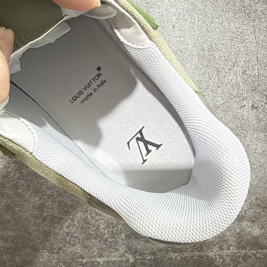 图片[8]-【HS纯原礼盒版】 LV Trainer系列高奢运动鞋 墨绿色 新款芯片顶级 潮人必备单品 同步ZP官网空胶工艺 鞋舌、挂饰均镶嵌NFC芯片感应装置 正确胶片断点式设计 中底正确还原原版油印字母比例 1：1原楦格板、楦头、刀磨全新升级！ 独家订制顶级压纹麂皮 原版开模TPU大底 质感原版一致 垫脚聚米微料加透气英伦网布 披靡市场任何版本！细节完美呈现！ 代购指定版本 全新升级最新双盒包装 扫码秒进官网！ 全套包装配件同比原版 尺码： 39-45-选品中心