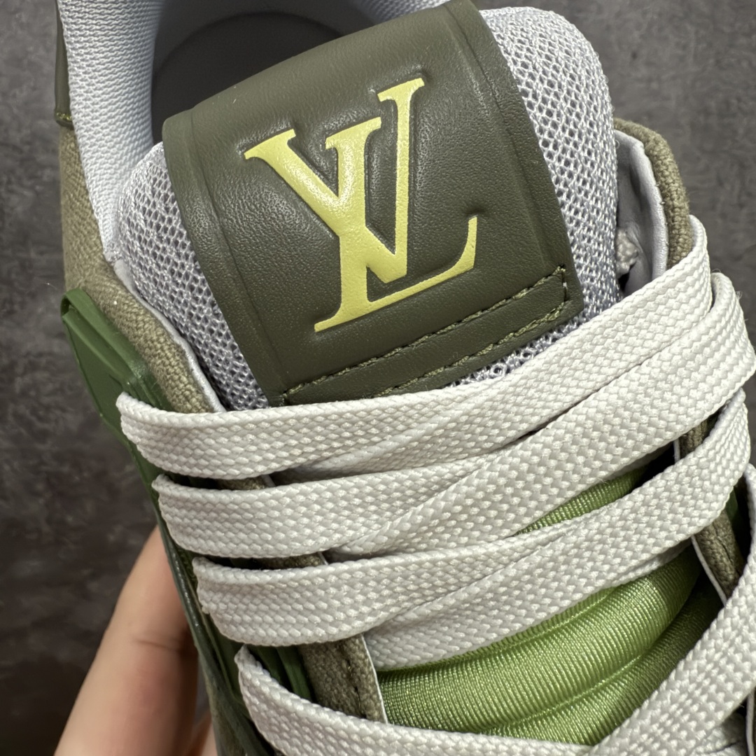 图片[6]-【HS纯原礼盒版】 LV Trainer系列高奢运动鞋 墨绿色 新款芯片顶级 潮人必备单品 同步ZP官网空胶工艺 鞋舌、挂饰均镶嵌NFC芯片感应装置 正确胶片断点式设计 中底正确还原原版油印字母比例 1：1原楦格板、楦头、刀磨全新升级！ 独家订制顶级压纹麂皮 原版开模TPU大底 质感原版一致 垫脚聚米微料加透气英伦网布 披靡市场任何版本！细节完美呈现！ 代购指定版本 全新升级最新双盒包装 扫码秒进官网！ 全套包装配件同比原版 尺码： 39-45-选品中心