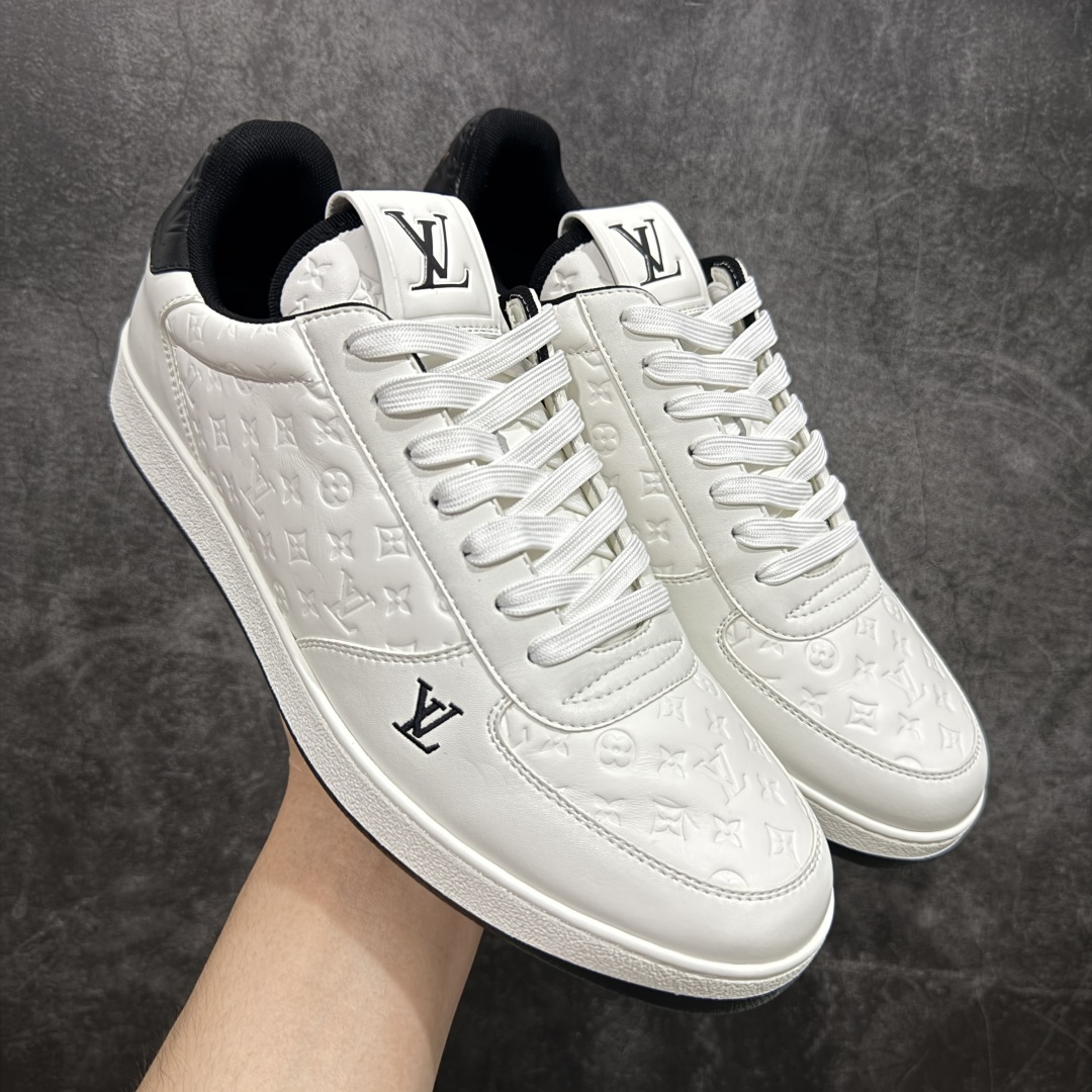 【海淘代购版】Louis Vuitton LV 路易威登 Rivoli 低帮休闲板鞋 海淘代购同渠道品质 高端零售 外贸充正专供 原版购入开发 ZP级全套包装 完美楦型 正确卡色 大底TPU 质感媲美原版 细节与原版一致 请注意区分市面通货材 尺码:38 39 40 41 42 43 44 45 46-选品中心