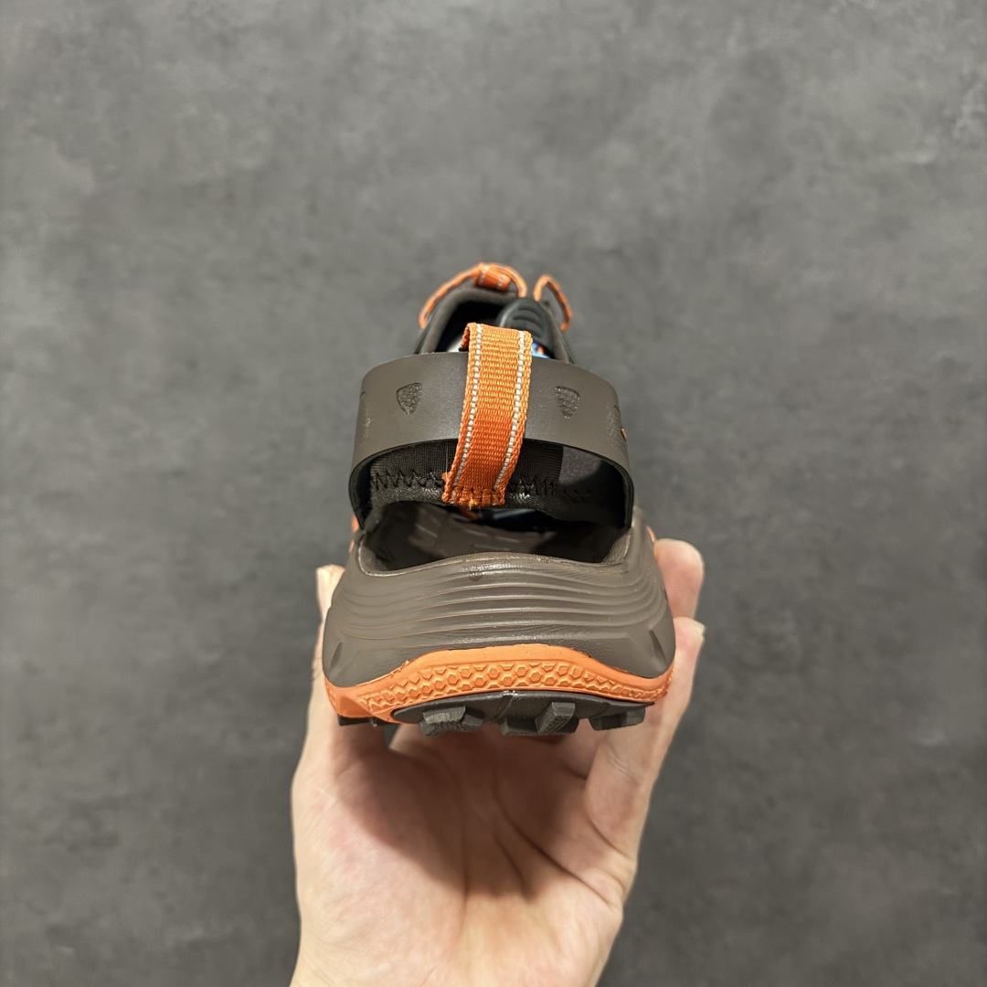 图片[4]-【HK纯原】HOKA One One Hopara Sandals 霍帕拉系列水路两用溯溪3.0 涉水休闲户外露营凉鞋 原版原档案开发 头层磨砂皮 rb+mod组合大底 作为先锋品牌的 HOKA ONE ONE总是以独特的方式 HOPA RA是一款溯溪鞋 又名排水鞋 可长期用于涉水和溯溪 保护脚底和脚趾的安全和舒适 鞋面材料速干 透气 耐磨 鞋底防滑 耐磨 抓地能力强 出于安全考虑 设计要求较高 涉水溯溪过程中 水 泥沙 可以直接从鞋内大孔排出 细纹鞋底使在岩石上抓地能力强 避免打滑 而上路后 鞋面具有快干透气等优点 尺码：36 36.5 37.5 38 39 40 40.5 41 42 42.5 43 44 45-选品中心