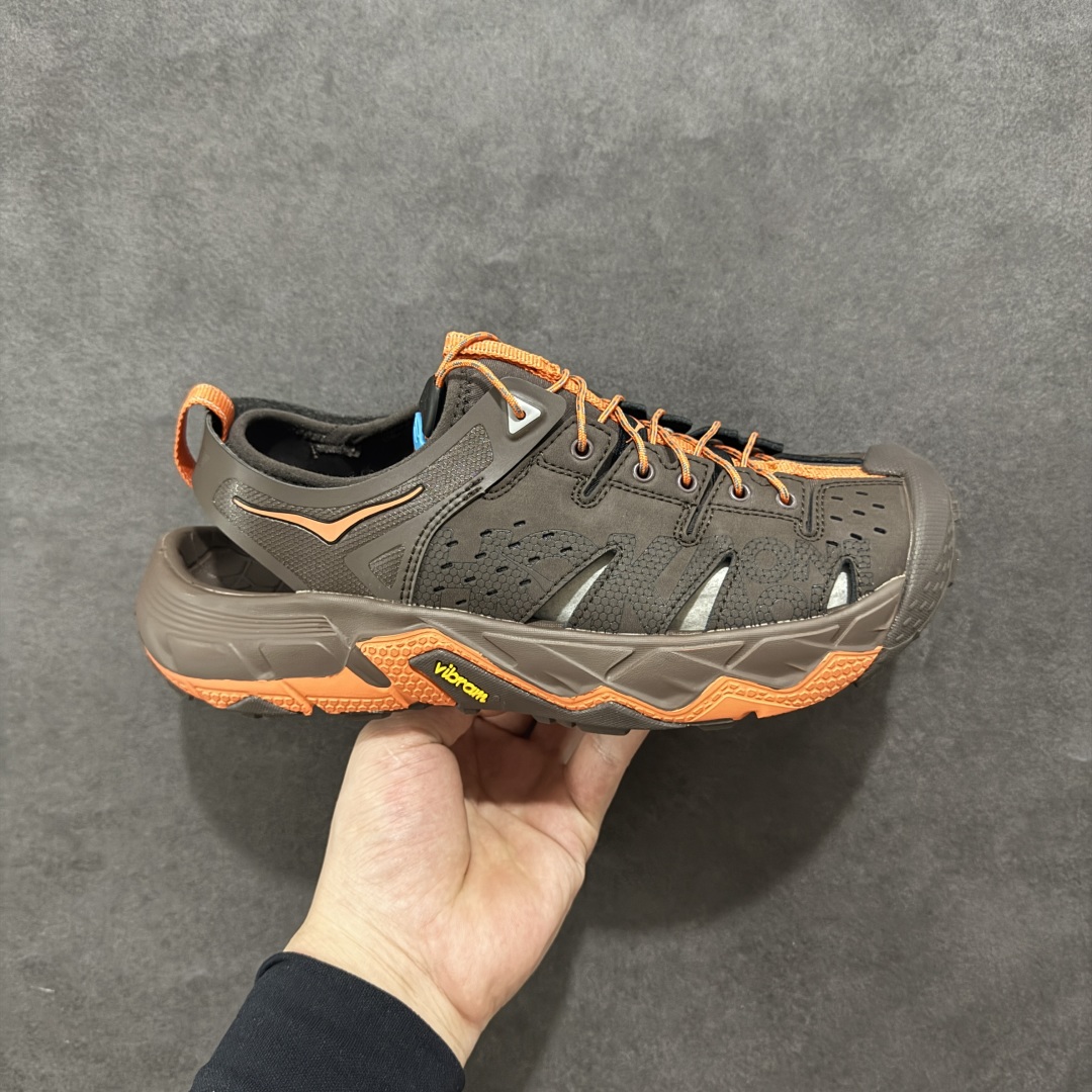 【HK纯原】HOKA One One Hopara Sandals 霍帕拉系列水路两用溯溪3.0 涉水休闲户外露营凉鞋 原版原档案开发 头层磨砂皮 rb+mod组合大底 作为先锋品牌的 HOKA ONE ONE总是以独特的方式 HOPA RA是一款溯溪鞋 又名排水鞋 可长期用于涉水和溯溪 保护脚底和脚趾的安全和舒适 鞋面材料速干 透气 耐磨 鞋底防滑 耐磨 抓地能力强 出于安全考虑 设计要求较高 涉水溯溪过程中 水 泥沙 可以直接从鞋内大孔排出 细纹鞋底使在岩石上抓地能力强 避免打滑 而上路后 鞋面具有快干透气等优点 尺码:36 36.5 37.5 38 39 40 40.5 41 42 42.5 43 44 45-选品中心