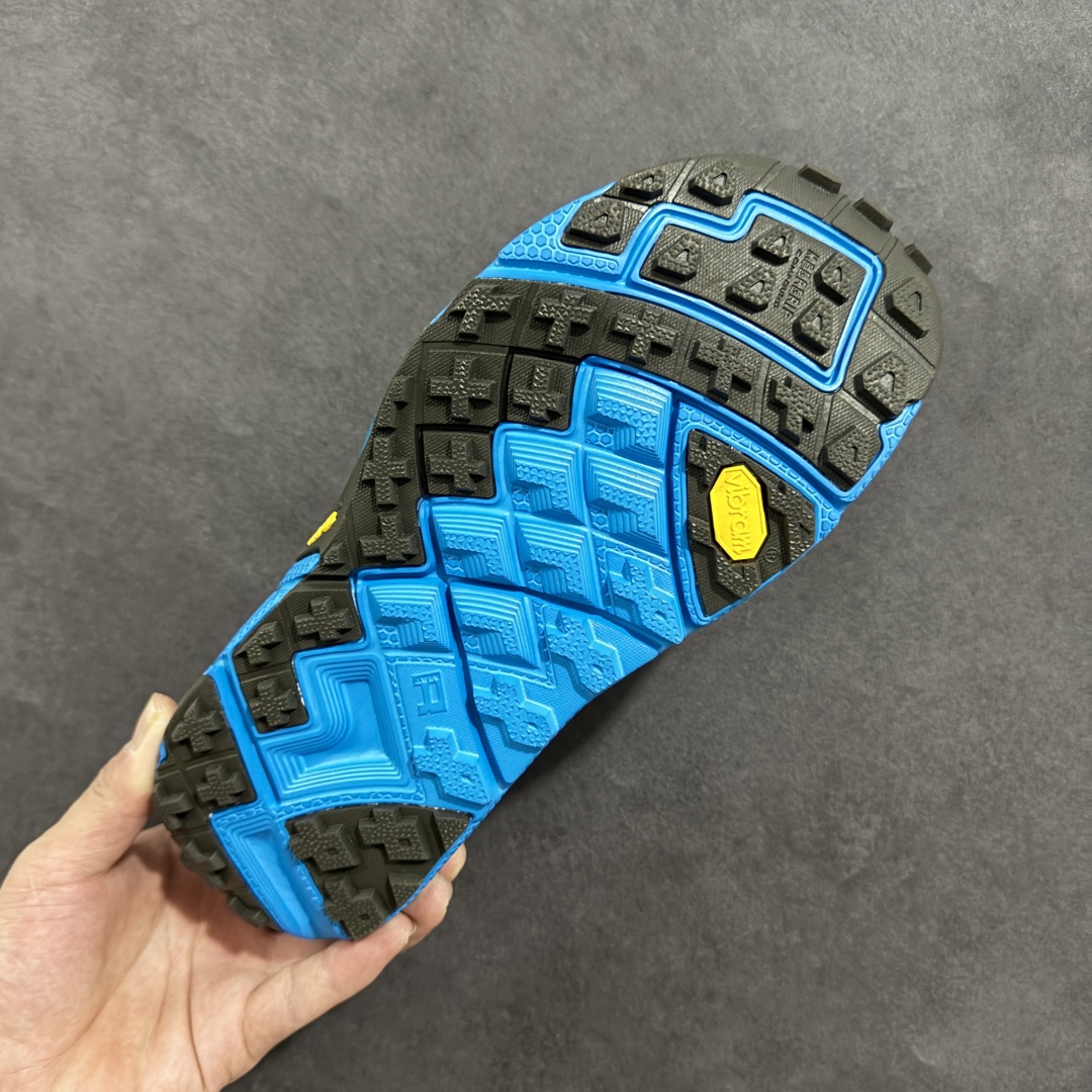 图片[9]-【HK纯原】HOKA One One Hopara Sandals 霍帕拉系列水路两用溯溪3.0 涉水休闲户外露营凉鞋 原版原档案开发 头层磨砂皮 rb+mod组合大底 作为先锋品牌的 HOKA ONE ONE总是以独特的方式 HOPA RA是一款溯溪鞋 又名排水鞋 可长期用于涉水和溯溪 保护脚底和脚趾的安全和舒适 鞋面材料速干 透气 耐磨 鞋底防滑 耐磨 抓地能力强 出于安全考虑 设计要求较高 涉水溯溪过程中 水 泥沙 可以直接从鞋内大孔排出 细纹鞋底使在岩石上抓地能力强 避免打滑 而上路后 鞋面具有快干透气等优点 尺码：36 36.5 37.5 38 39 40 40.5 41 42 42.5 43 44 45-选品中心