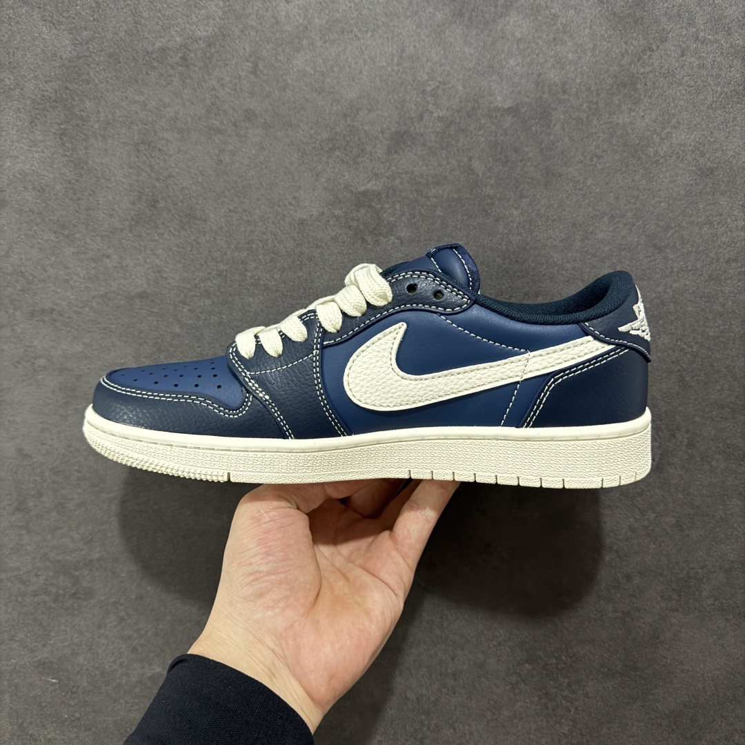 图片[2]-【定制版】Travis Scott x Nike Air Jordan 1 Low x GIVENCHY 三方联名 Air Jordan 1 Low 反转深蓝米白倒钩 纯原版本全鞋采用原装头层皮，用料扎实 精雕细琢鞋型极致还原 飞翼3D打印改良 深度立体 四线中底拉帮皮料选材 钢印 背胶一应俱全 全新批次 原装原模大底全鞋原厂定制皮料，手感细腻正确折边工艺 完美细节诠释 货号：QY0568 962 尺码：36-46（半）-选品中心