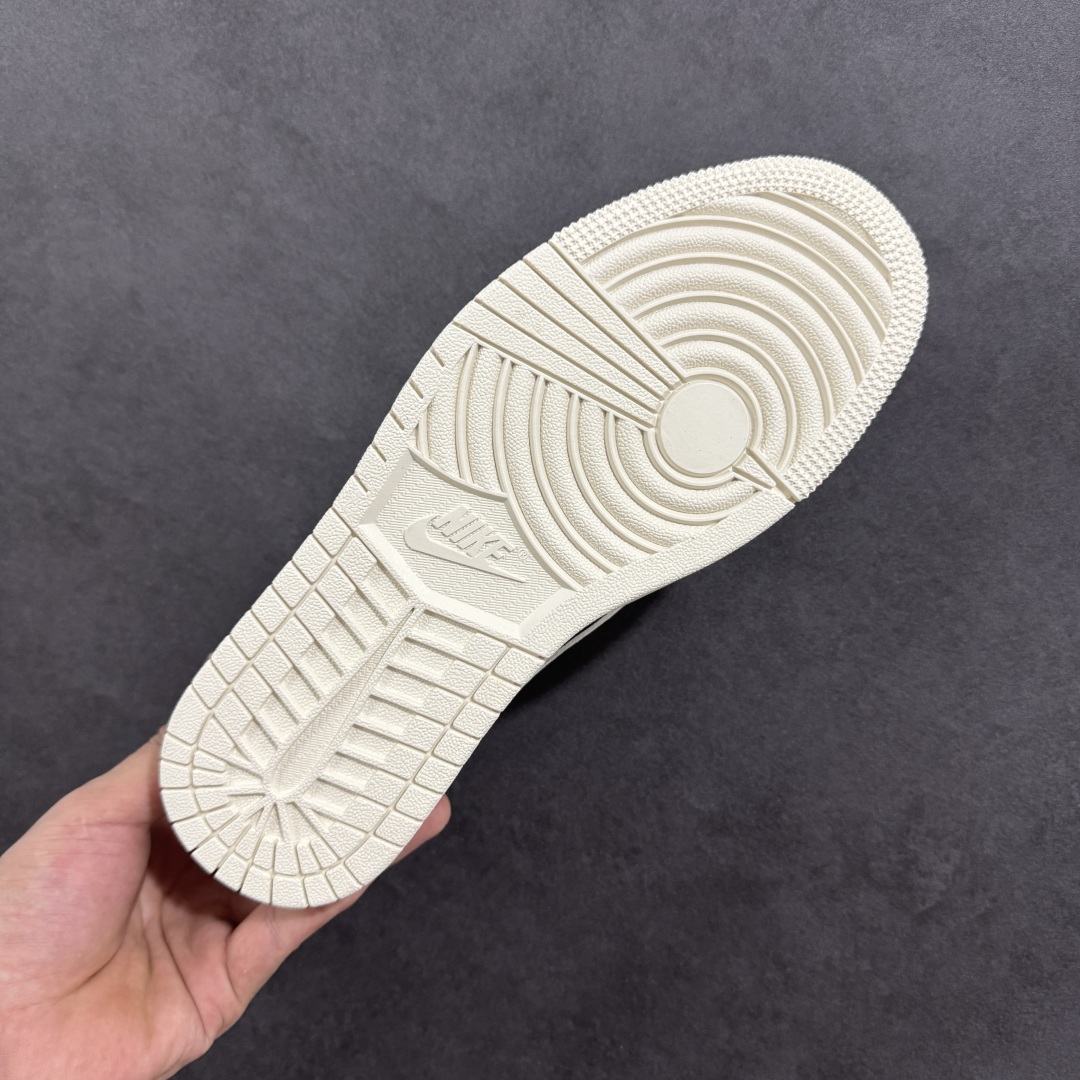 图片[9]-【定制版】Travis Scott x Nike Air Jordan 1 Low x GIVENCHY 三方联名 Air Jordan 1 Low 反转深蓝米白倒钩 纯原版本全鞋采用原装头层皮，用料扎实 精雕细琢鞋型极致还原 飞翼3D打印改良 深度立体 四线中底拉帮皮料选材 钢印 背胶一应俱全 全新批次 原装原模大底全鞋原厂定制皮料，手感细腻正确折边工艺 完美细节诠释 货号：QY0568 962 尺码：36-46（半）-选品中心