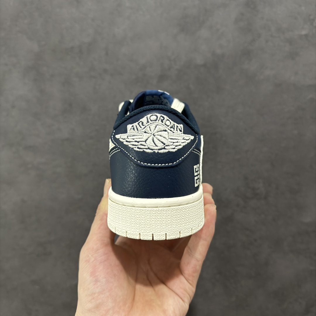 图片[4]-【定制版】Travis Scott x Nike Air Jordan 1 Low x GIVENCHY 三方联名 Air Jordan 1 Low 反转深蓝米白倒钩 纯原版本全鞋采用原装头层皮，用料扎实 精雕细琢鞋型极致还原 飞翼3D打印改良 深度立体 四线中底拉帮皮料选材 钢印 背胶一应俱全 全新批次 原装原模大底全鞋原厂定制皮料，手感细腻正确折边工艺 完美细节诠释 货号：QY0568 962 尺码：36-46（半）-选品中心