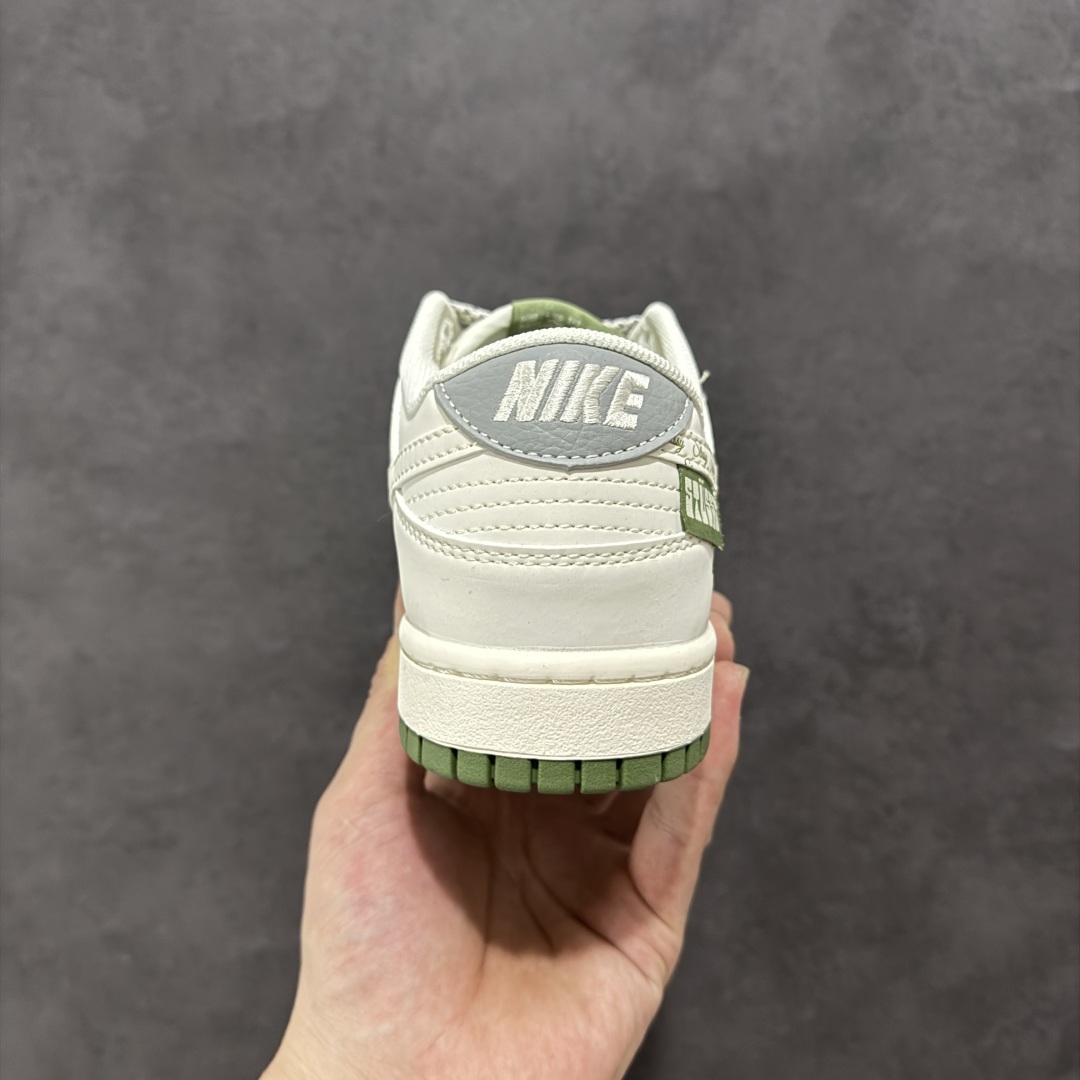 【定制版】Nike SB Dunk Low 斯图西联名 军绿英文勾 周年高端定制 低帮休闲板鞋 XS6089-592