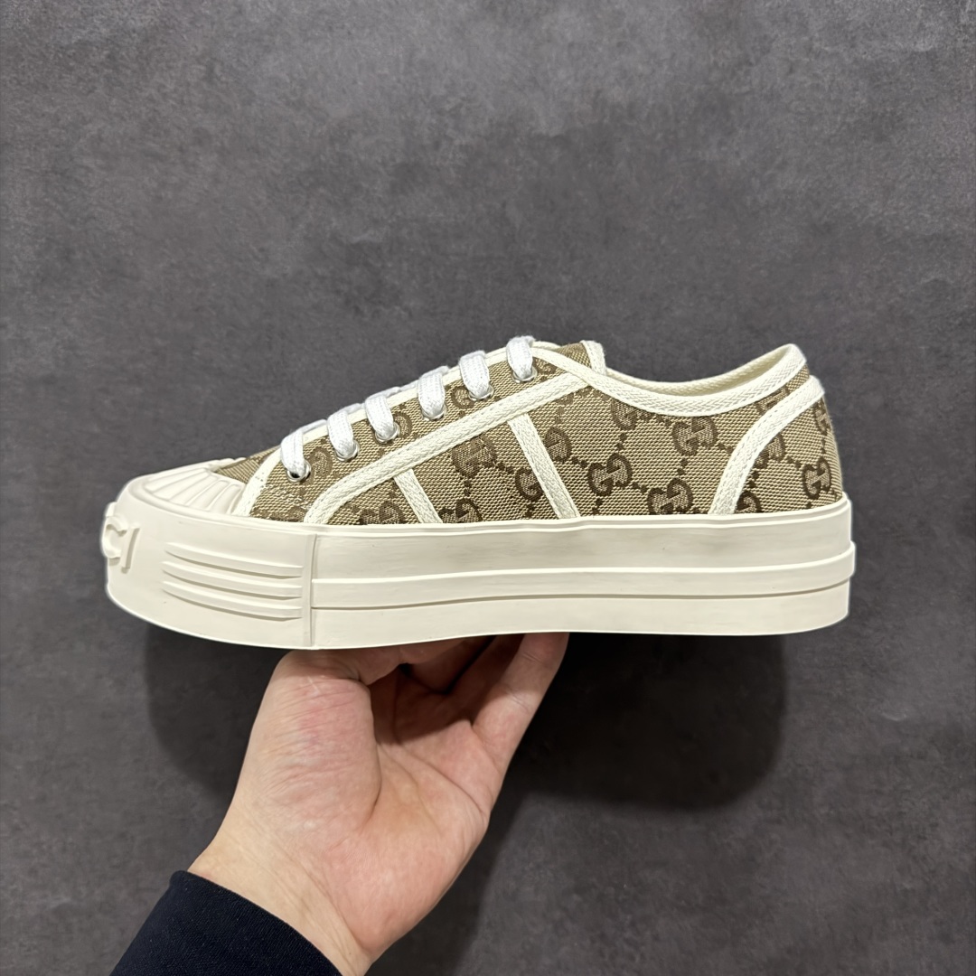 图片[2]-【广东纯原版本】Gucci厚底布鞋 引领新风尚 5cm隐形增高术 悄悄拉长腿部线条，矮个子救星/小个子神器 软弹缓震厚底设计，踩出「踩屎感」舒适 却比老爹鞋轻60%，仿佛赤足踏云而行 🔥 三重新潮基因 🔥 ✅ 非遗千层纳底工艺 128道针脚手工缝制，比普通布鞋耐磨3倍 ✅ 3D立体足弓承托 记忆海绵鞋垫+透气网纱内里，暴走2万步不累脚 ✅ 解构主义新美学 撞色滚边/水墨书法/青花瓷纹样，汉服、牛仔裤皆可配 「让双脚在钢筋森林里，重获老布鞋的温柔」 点击下方小车，解锁你的云端漫步体验 ☁️ 配码：35-40-选品中心