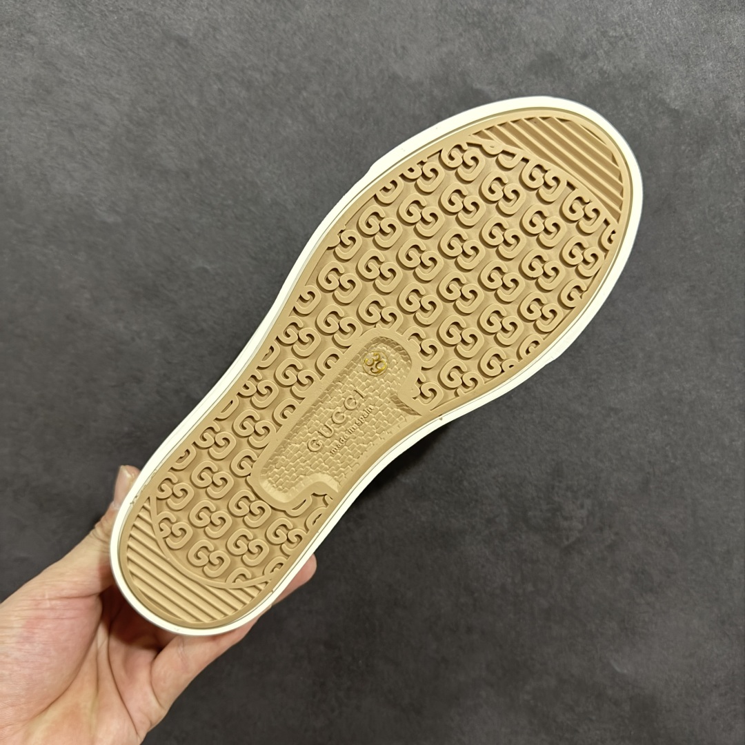 图片[9]-【广东纯原版本】Gucci厚底布鞋 引领新风尚 5cm隐形增高术 悄悄拉长腿部线条，矮个子救星/小个子神器 软弹缓震厚底设计，踩出「踩屎感」舒适 却比老爹鞋轻60%，仿佛赤足踏云而行 🔥 三重新潮基因 🔥 ✅ 非遗千层纳底工艺 128道针脚手工缝制，比普通布鞋耐磨3倍 ✅ 3D立体足弓承托 记忆海绵鞋垫+透气网纱内里，暴走2万步不累脚 ✅ 解构主义新美学 撞色滚边/水墨书法/青花瓷纹样，汉服、牛仔裤皆可配 「让双脚在钢筋森林里，重获老布鞋的温柔」 点击下方小车，解锁你的云端漫步体验 ☁️ 配码：35-40-选品中心